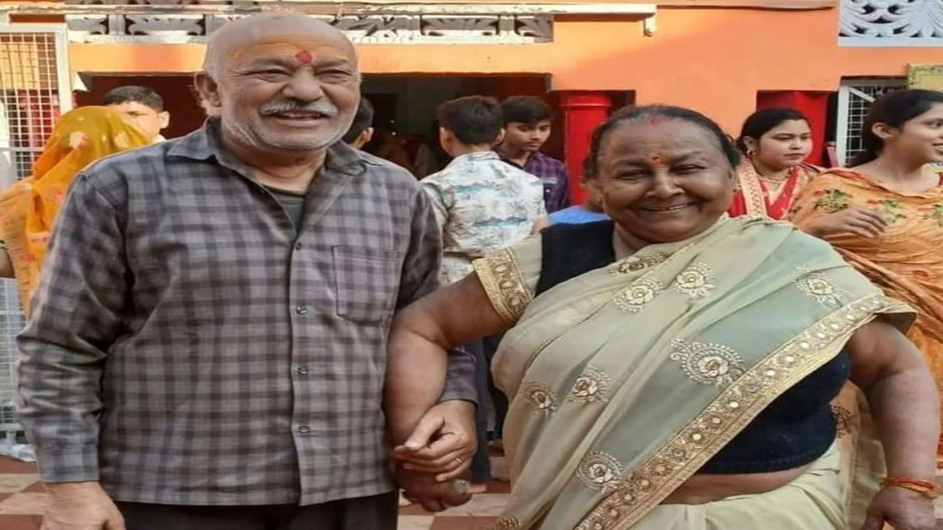 बदायूं: प्यार अमर रहेगा ! हार्ट अटैक से पति की गई जान...10 मिनट बाद पत्नी ने भी तोड़ा दम