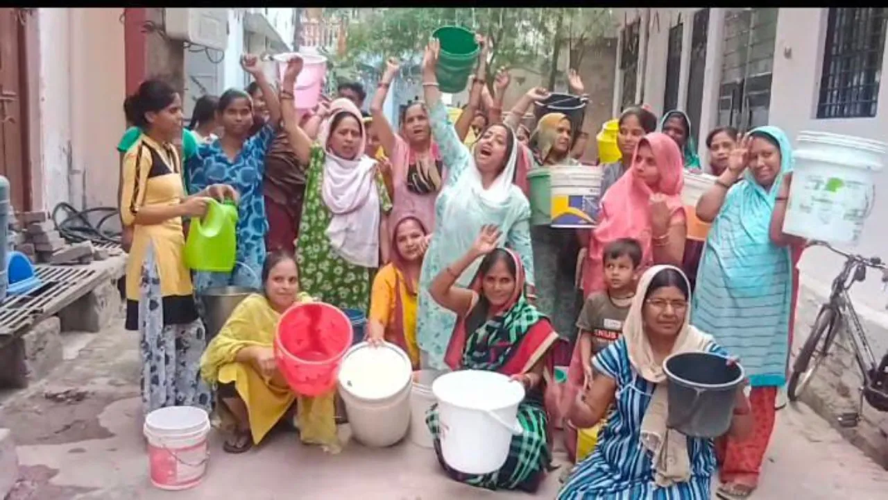 कानपुर : दक्षिण में जलसंकट गहराया, खाली बाल्टी लेकर किया प्रदर्शन