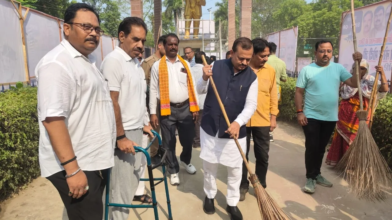 कानपुर : सड़कों पर लगाई झाडू, पीले चावल देकर किया आमंत्रित