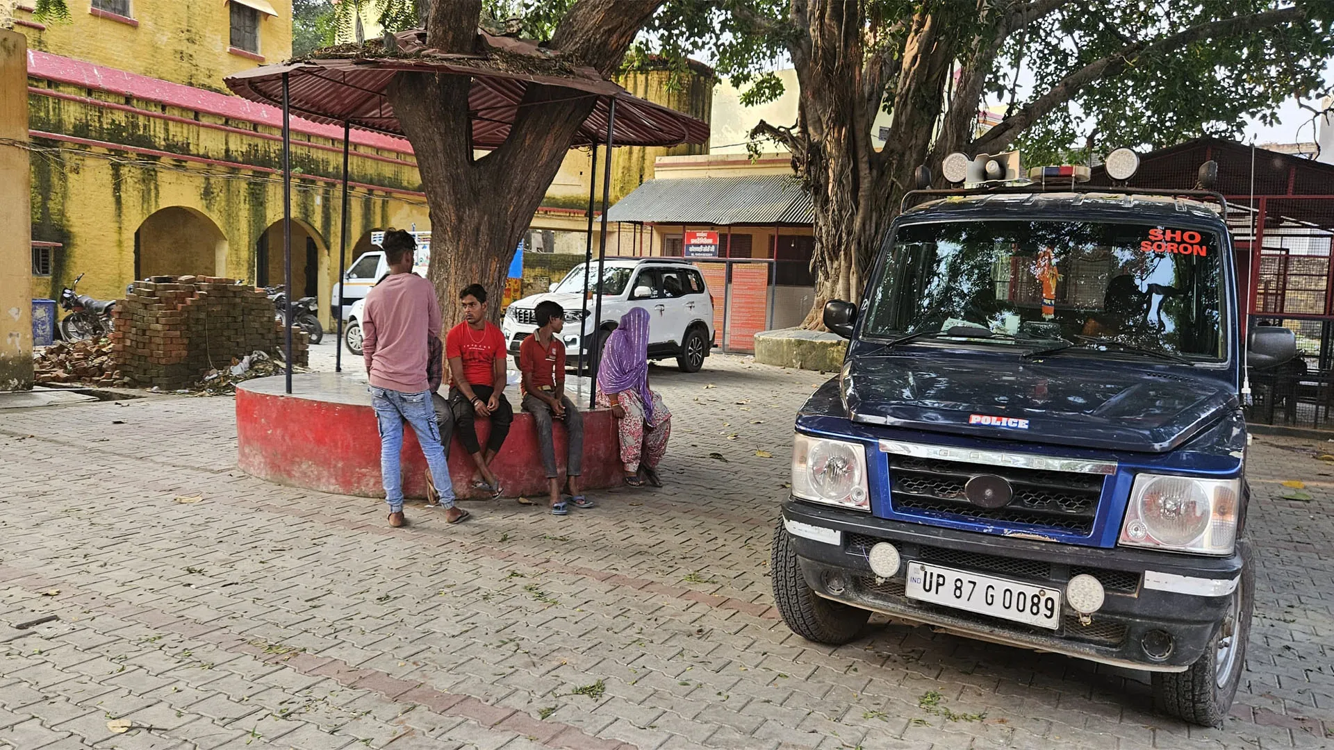 कासगंज: गांव में विवाद की सूचना पर पहुंचे पुलिस वालों की फाड़ी वर्दी...गाड़ी में आग लगाने की कोशिश