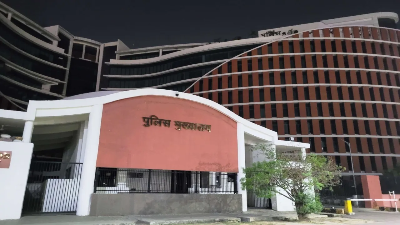 Operation Sindoor: पाकिस्तान पर एयर स्ट्राइक के बाद यूपी में रेड अलर्ट, लखनऊ में उत्सर्ग एक्सप्रेस एक घंटे रोकी गई