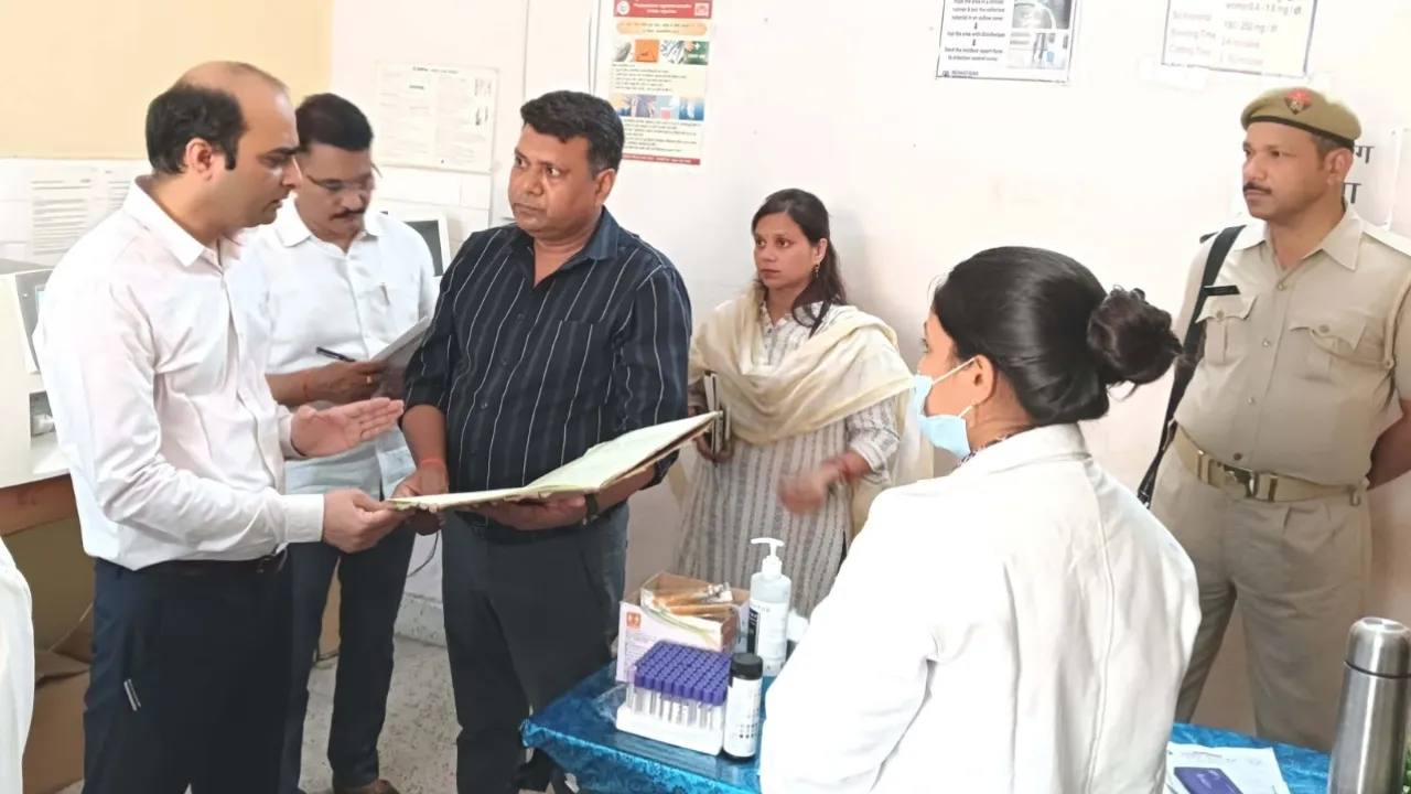 प्रतापगढ़ : दवाओं की उपलब्धता न बता पाने फार्मासिस्ट निलंबित,अधीक्षक को फटकार