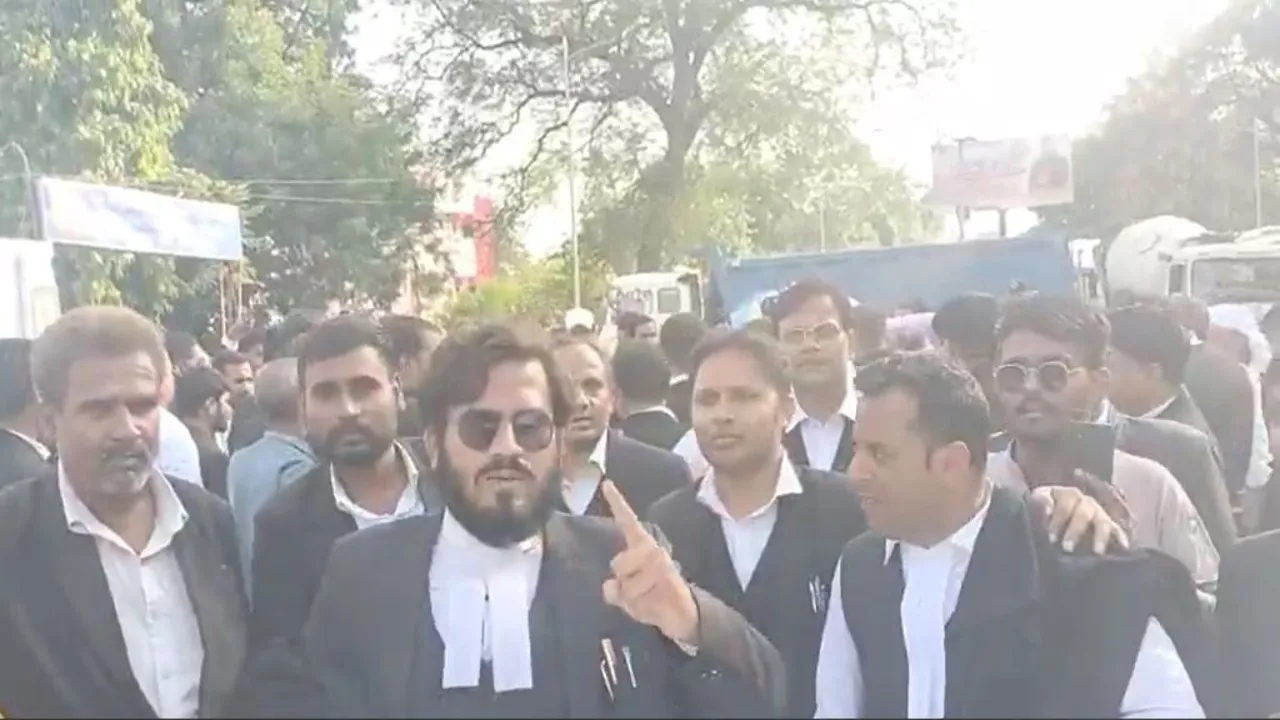 Prayagraj News: एसओ को निलंबित करने की मांग को लेकर चक्काजाम, छह घण्टा तक यातायात रहा बाधित 