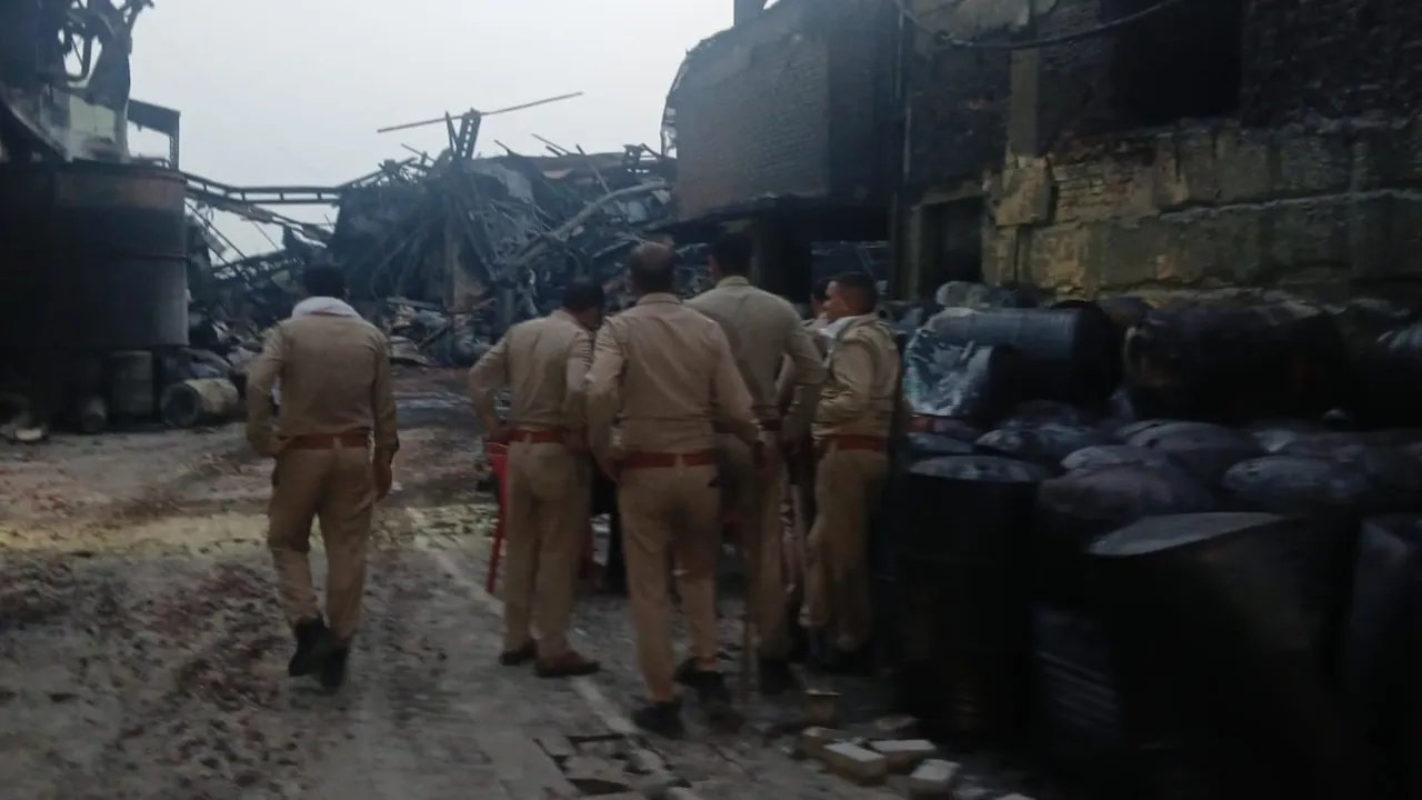 Mentha factory fire incident : फैक्ट्री के पीछे वाले हिस्से में दूसरे दिन भी उठता रहा धुंआ