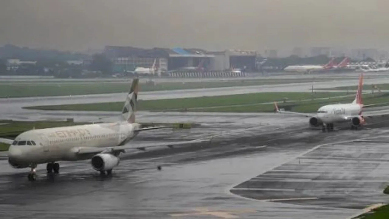 दिल्ली में आंधी और बारिश की वजह से कई उड़ानें हुईं प्रभावित, हवाई अड्डे पर 49 उड़ानों का बदलना पड़ा मार्ग