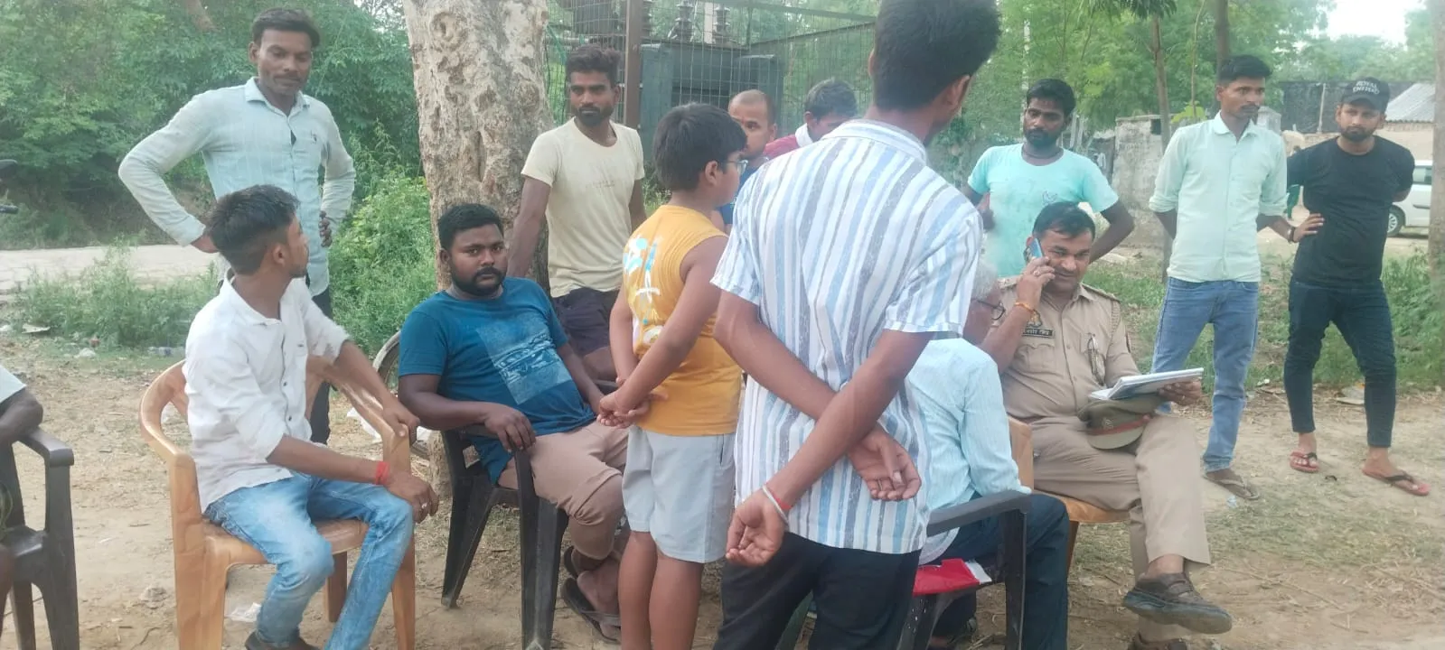 बाराबंकी : भंडारे के दौरान धार्मिक ध्वज तोड़कर फेंकने से बढ़ा तनाव, पुलिस ने संभाली स्थिति