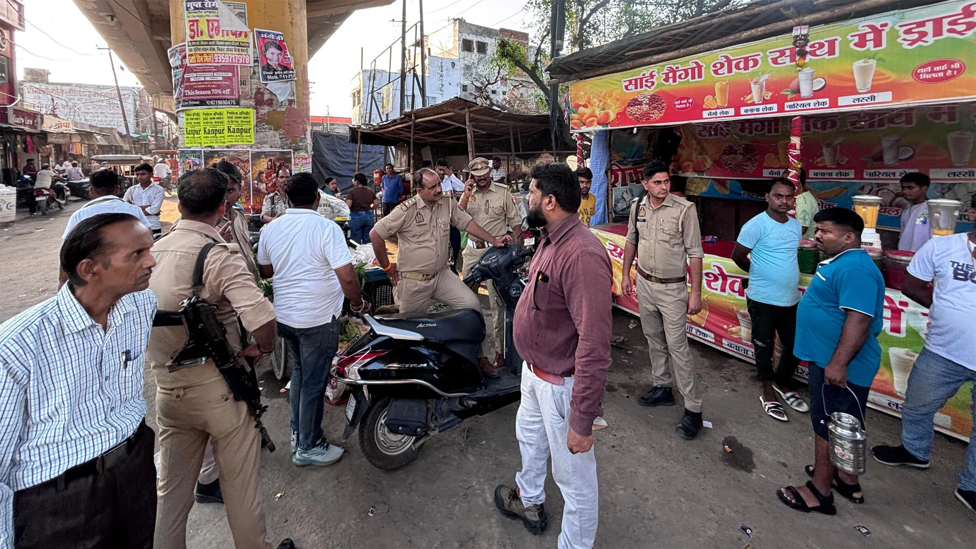 बदायूं: पालिका ने अतिक्रमण के खिलाफ चलाया अभियान...ब्रिज के नीचे से हटाए ठेले 