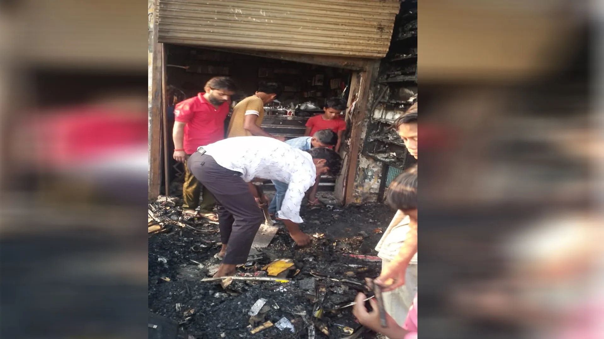 बदायूं: मोबाइल की दुकान में लगी आग, चार लाख का सामान जला