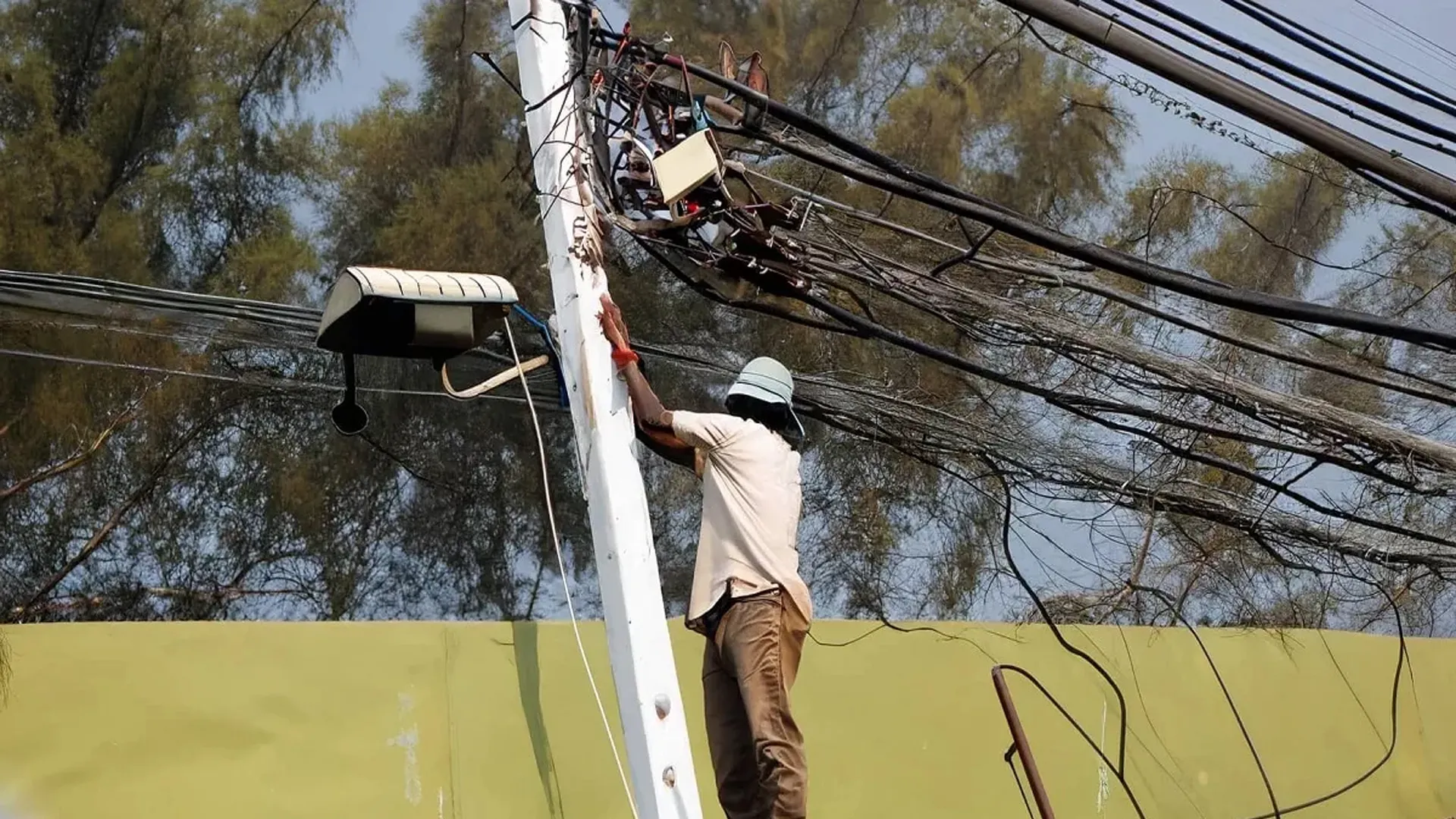 मुरादाबाद: 14 घरों में पकड़ी गई बिजली चोरी, 30 बकाएदारों का काटा कनेक्शन