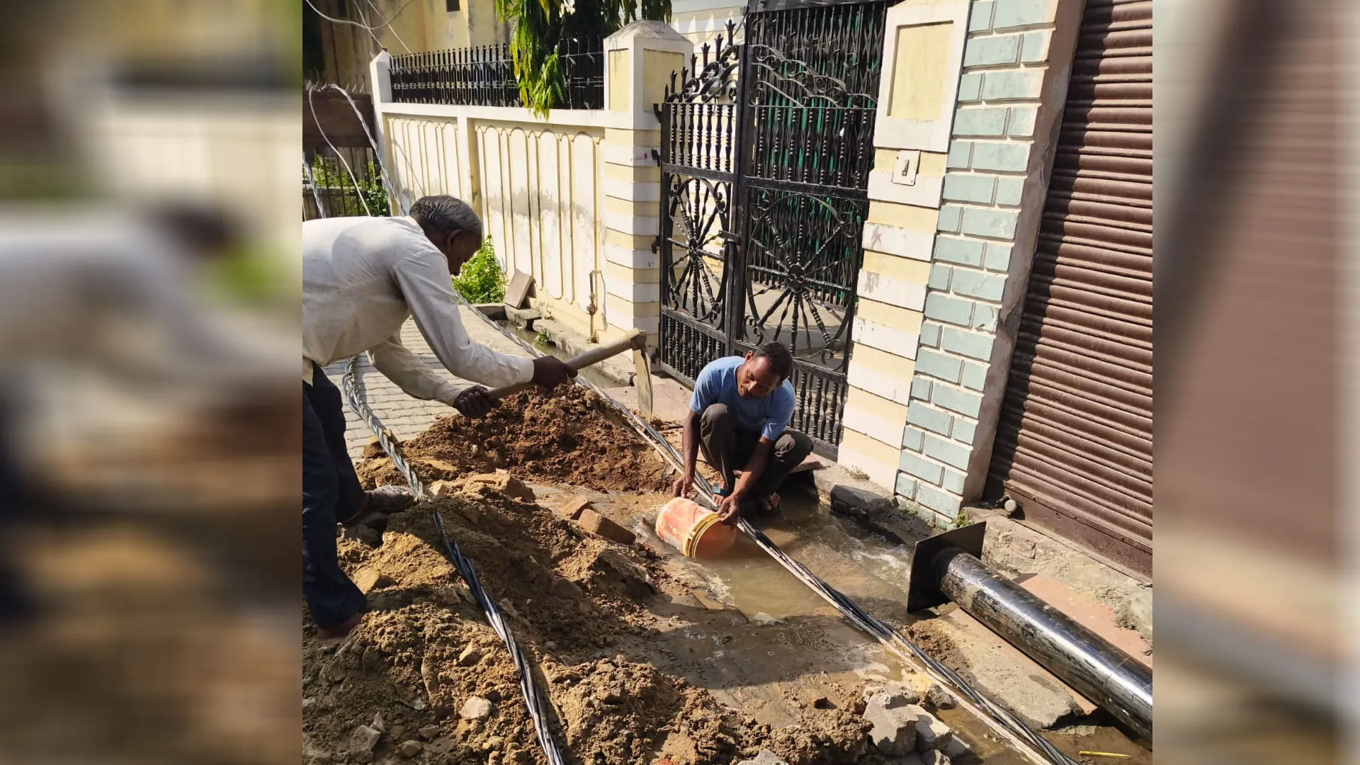 कासगंज: बिजली का पोल लगाते वक्त फटी पाइप लाइन...जलापूर्ति बाधित होने से लोग परेशान