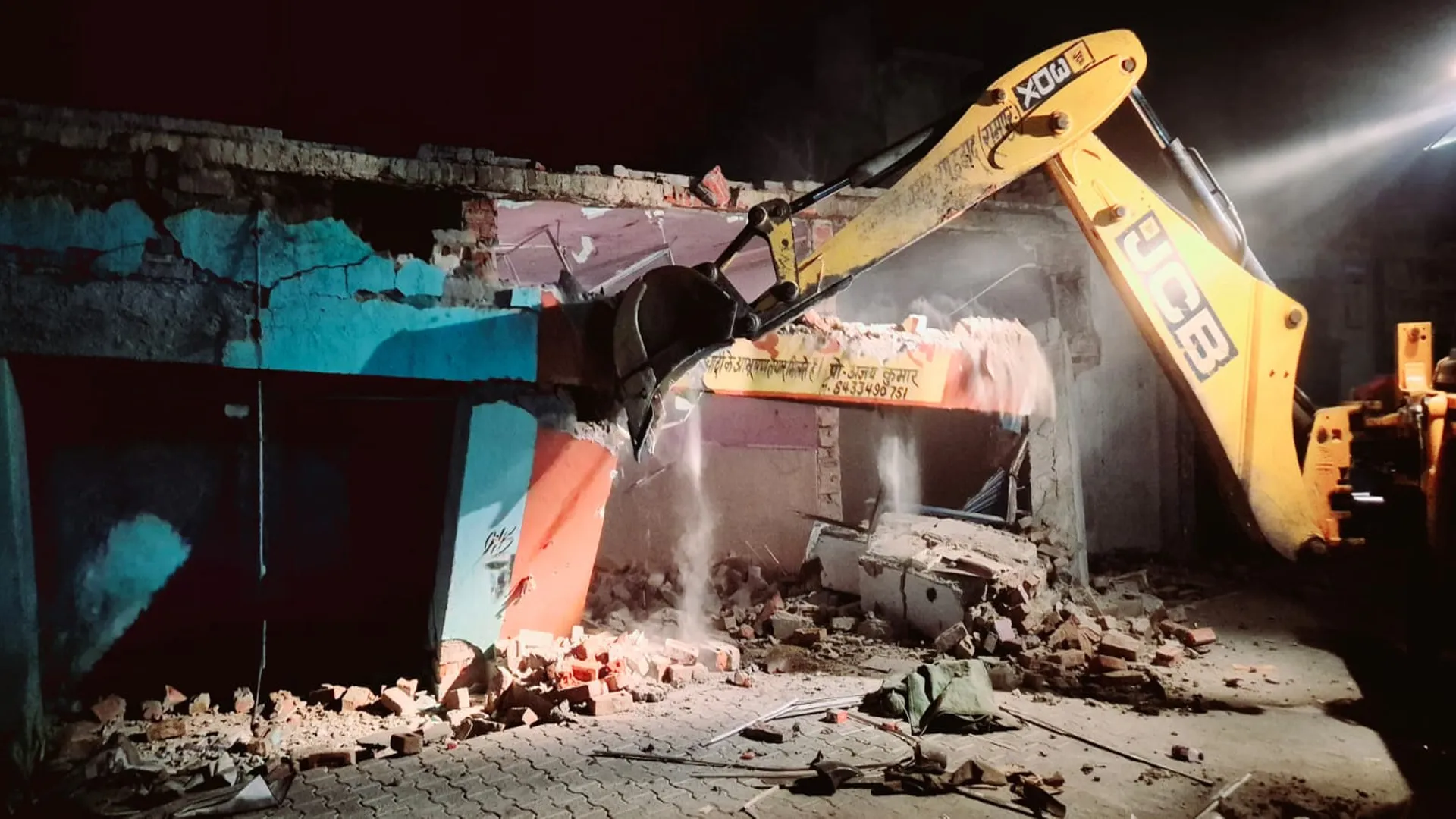 रामपुर: शाहबाद में बुलडोजर गरजा...सरकारी जमीन पर बनी आठ दुकानों को किया ध्वस्त