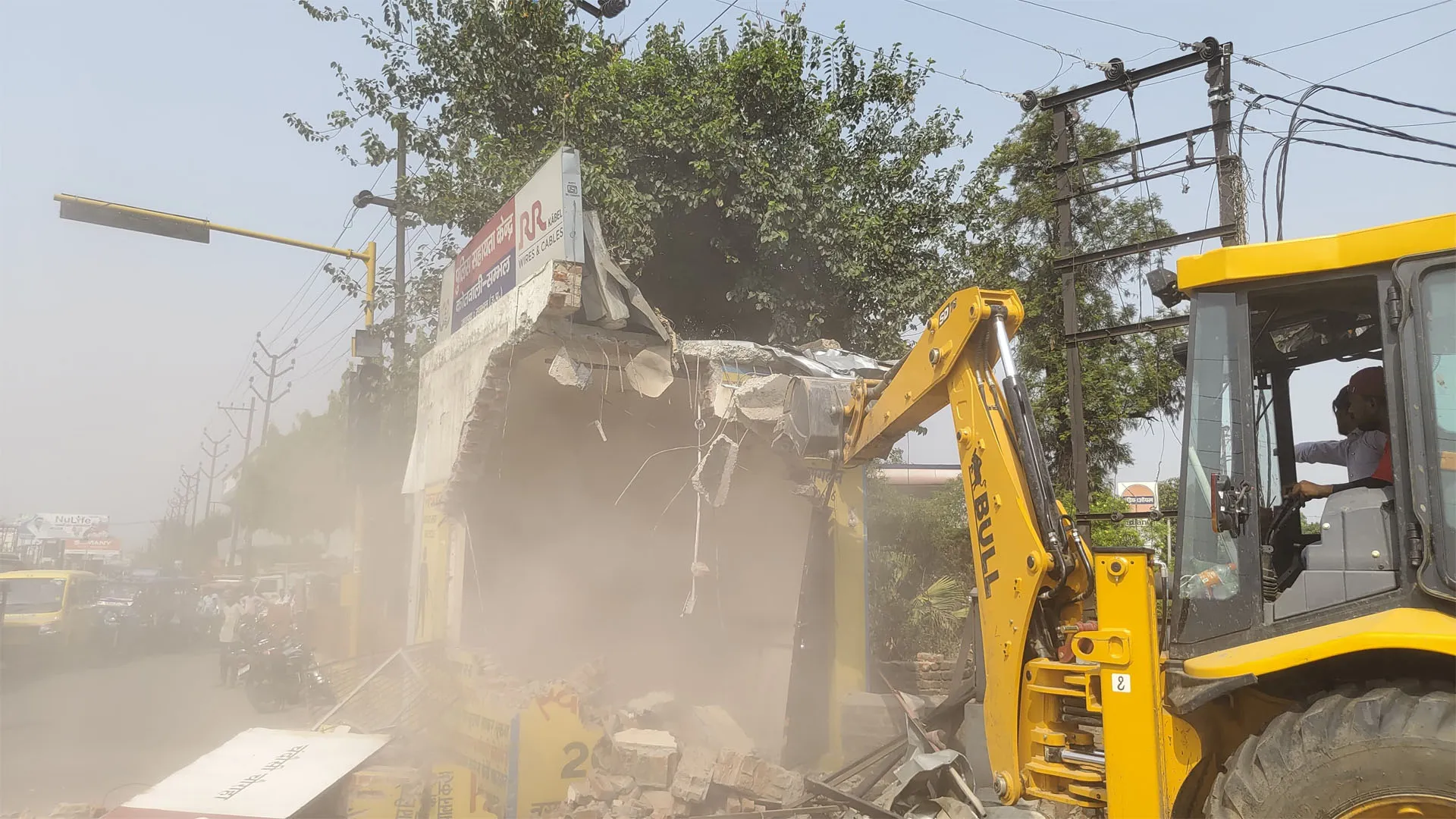 संभल: चंदौसी चौराहा चौड़ीकरण ! यातायात पुलिस बूथ और चेक पोस्ट पर चला बुलडोजर