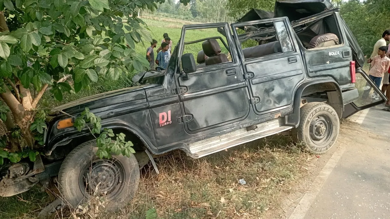  बाराबंकी : बेकाबू बोलेरो पेड़ से टकराई, दस लोग घायल