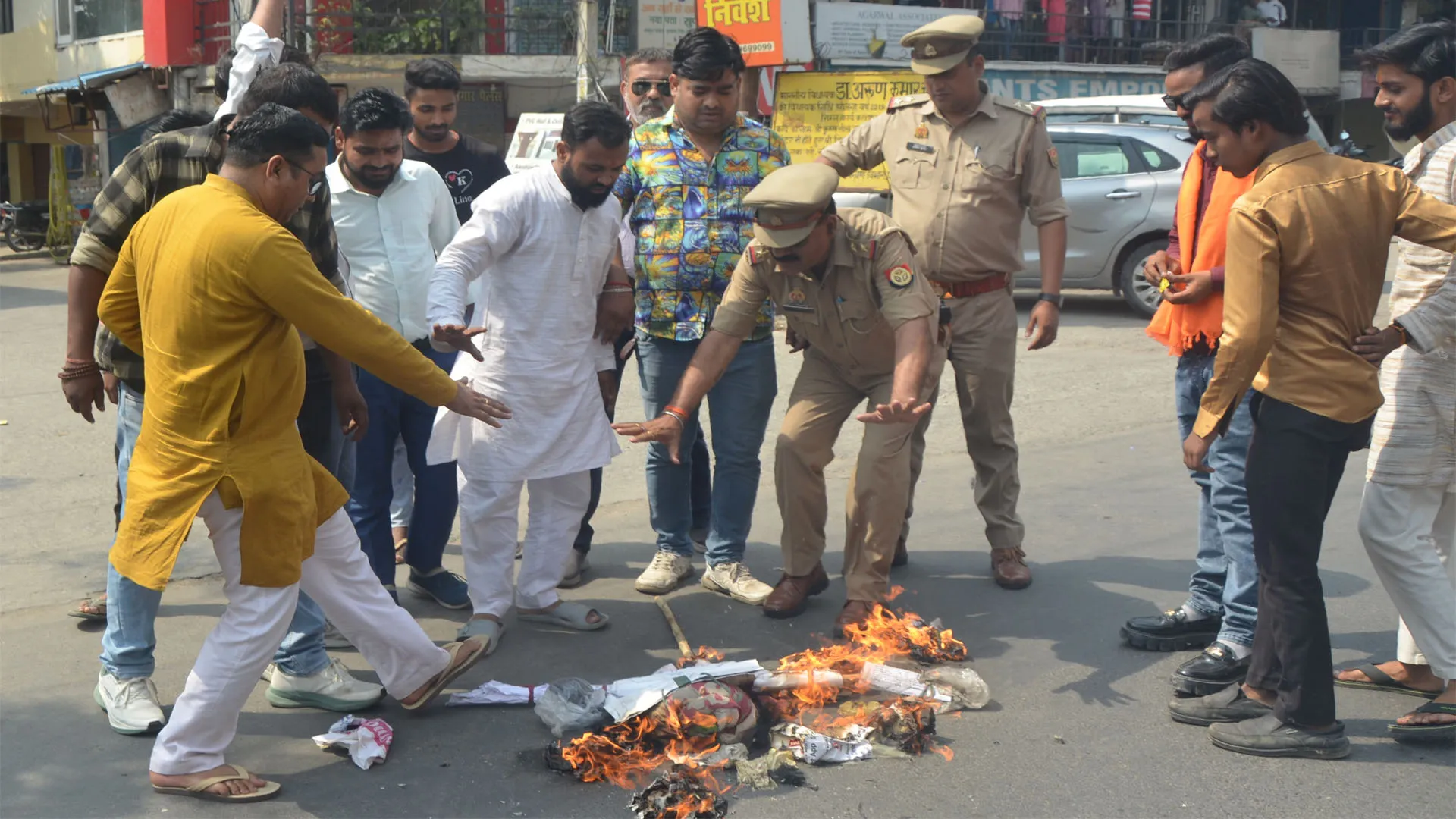 Bareilly: पशुधन मंत्री के बयान पर भड़के बजरंग दल कार्यकर्ता, फूंका पुतला