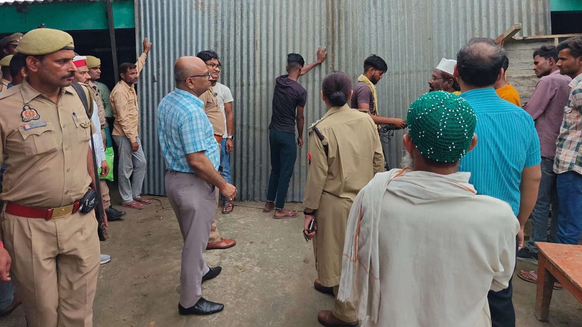 लखीमपुर खीरी: निघासन में बिना मान्यता सरकारी जमीन पर चल रहे दो मदरसे सीज