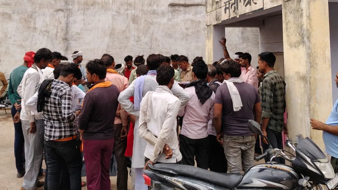 Mahoba में तेज रफ्तार डंपर की टक्कर से तीन लोगों की मौत: शादी समारोह में भोजन बनाकर लौट रहे थे, आरोपी चालक गाड़ी लेकर फरार