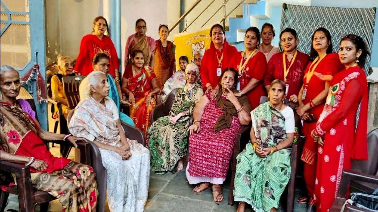 लखनऊ : महिलाओं ने वृद्धाश्रम पहुंचकर बुजुर्गों को खिलाई मिठाई, बांटी खुशियां