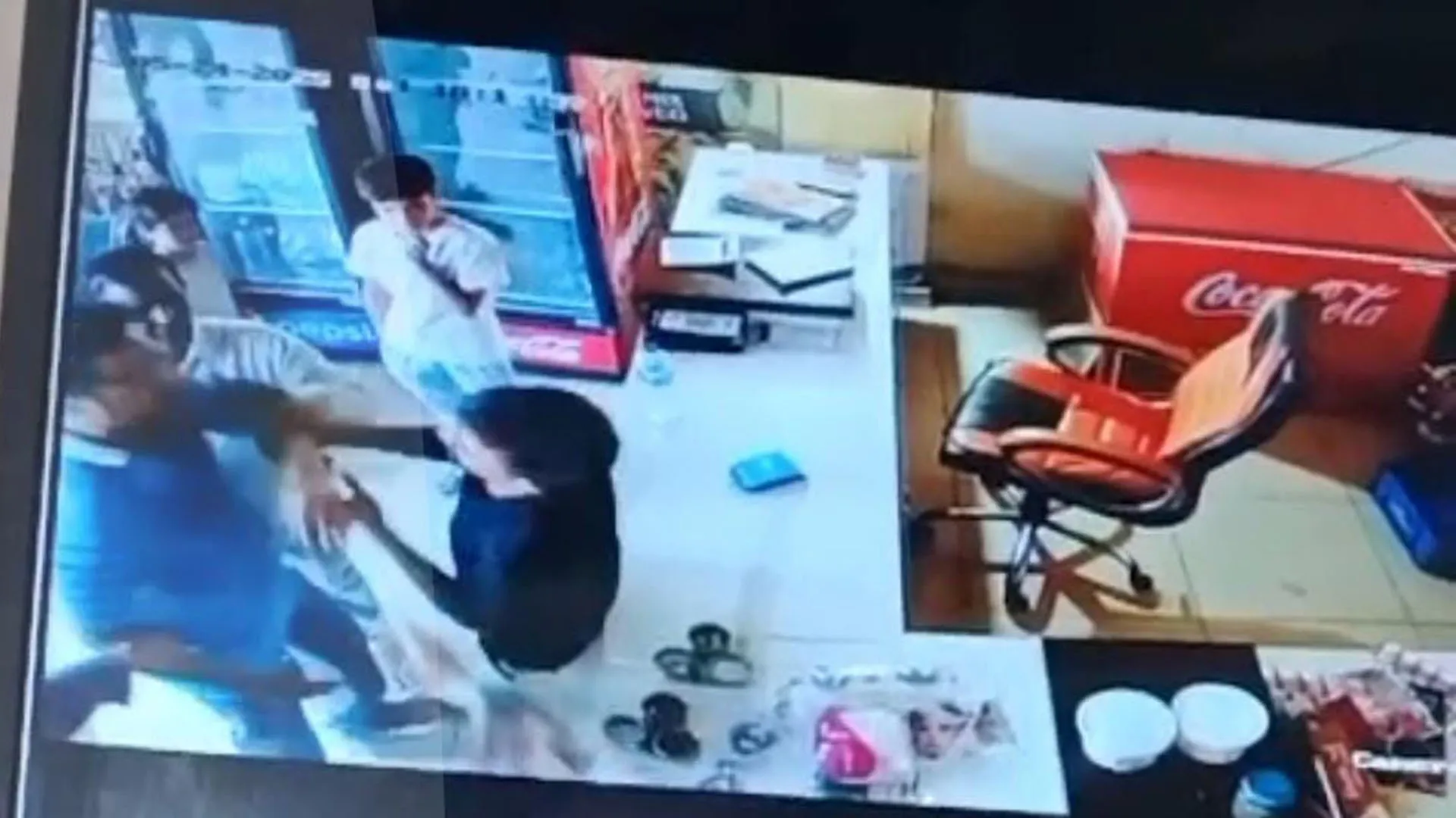 Bareilly: CCTV में दिखी दबंगई ! वॉटर पार्क और रेस्टोरेंट में खूब लूटा मजा...पैसे मांगे तो मैनेजर को पीटा 