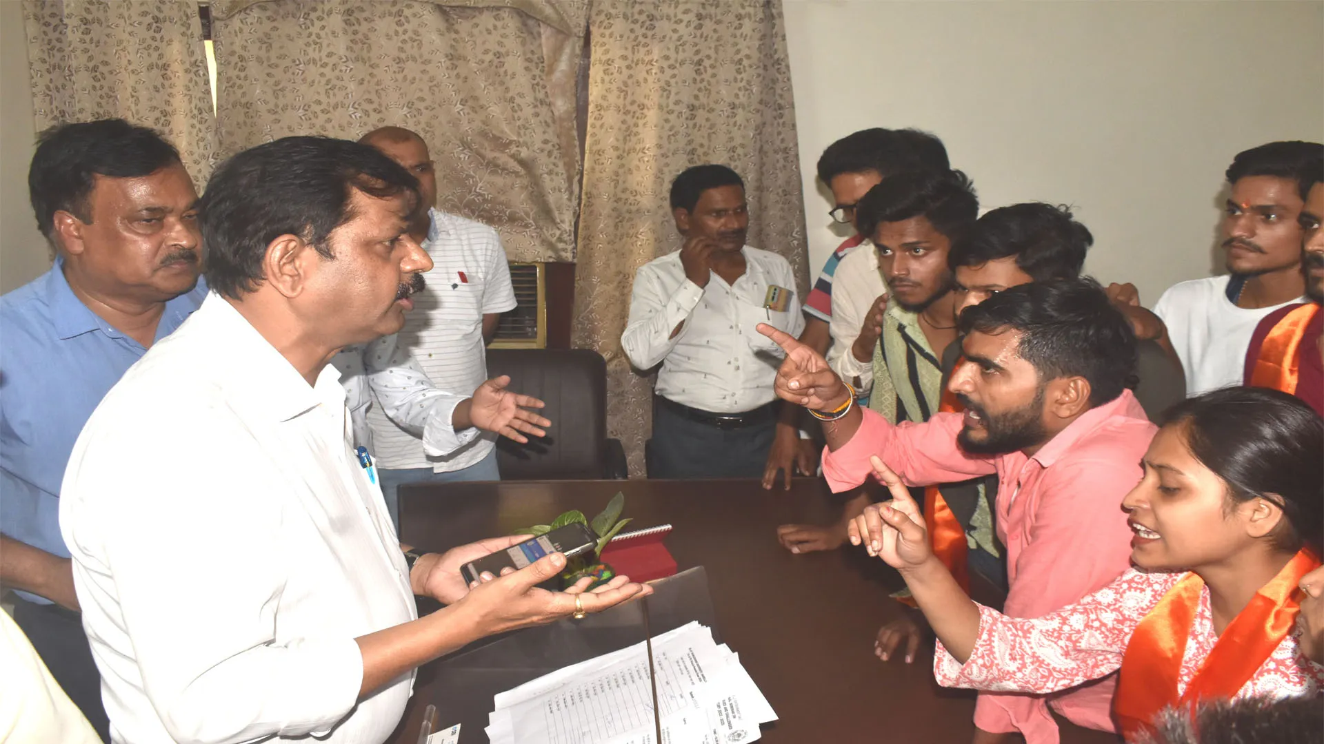 Bareilly: सपा कार्यकर्ताओं संग प्राचार्य और चीफ प्रॉक्टर के फोटो वायरल होने पर हंगामा