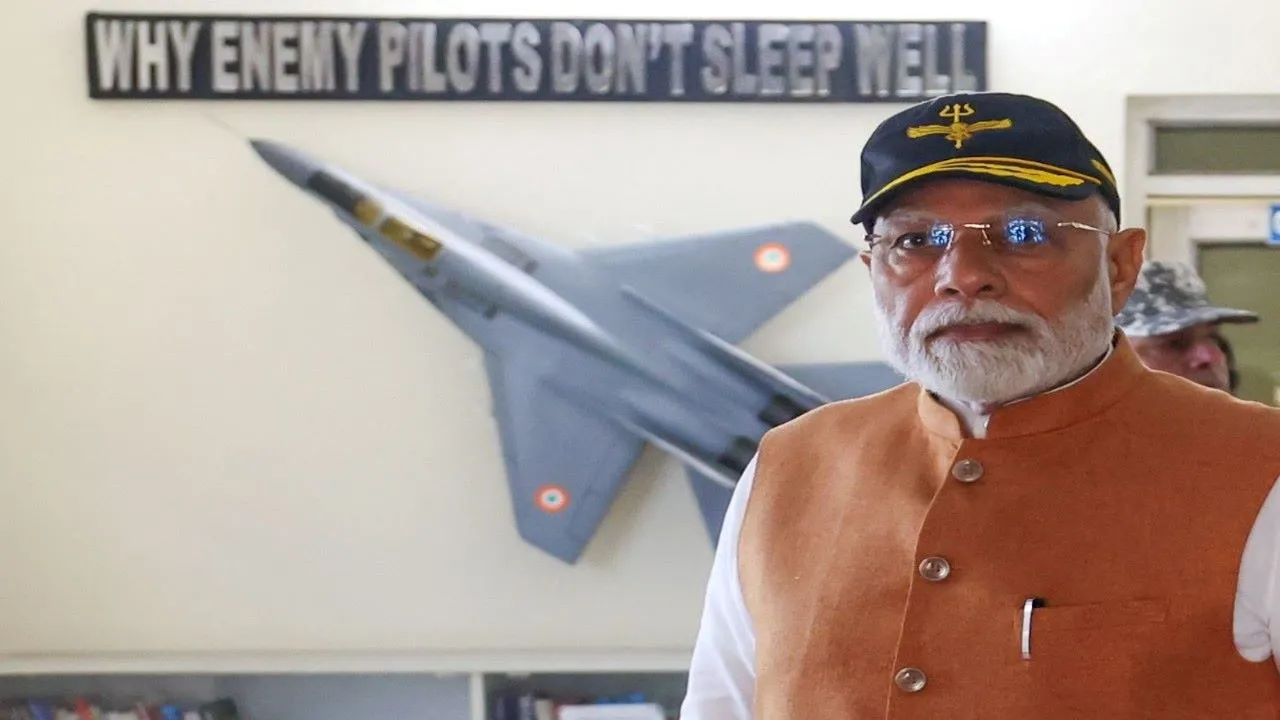 मोदी और एयरबेस के सैनिक