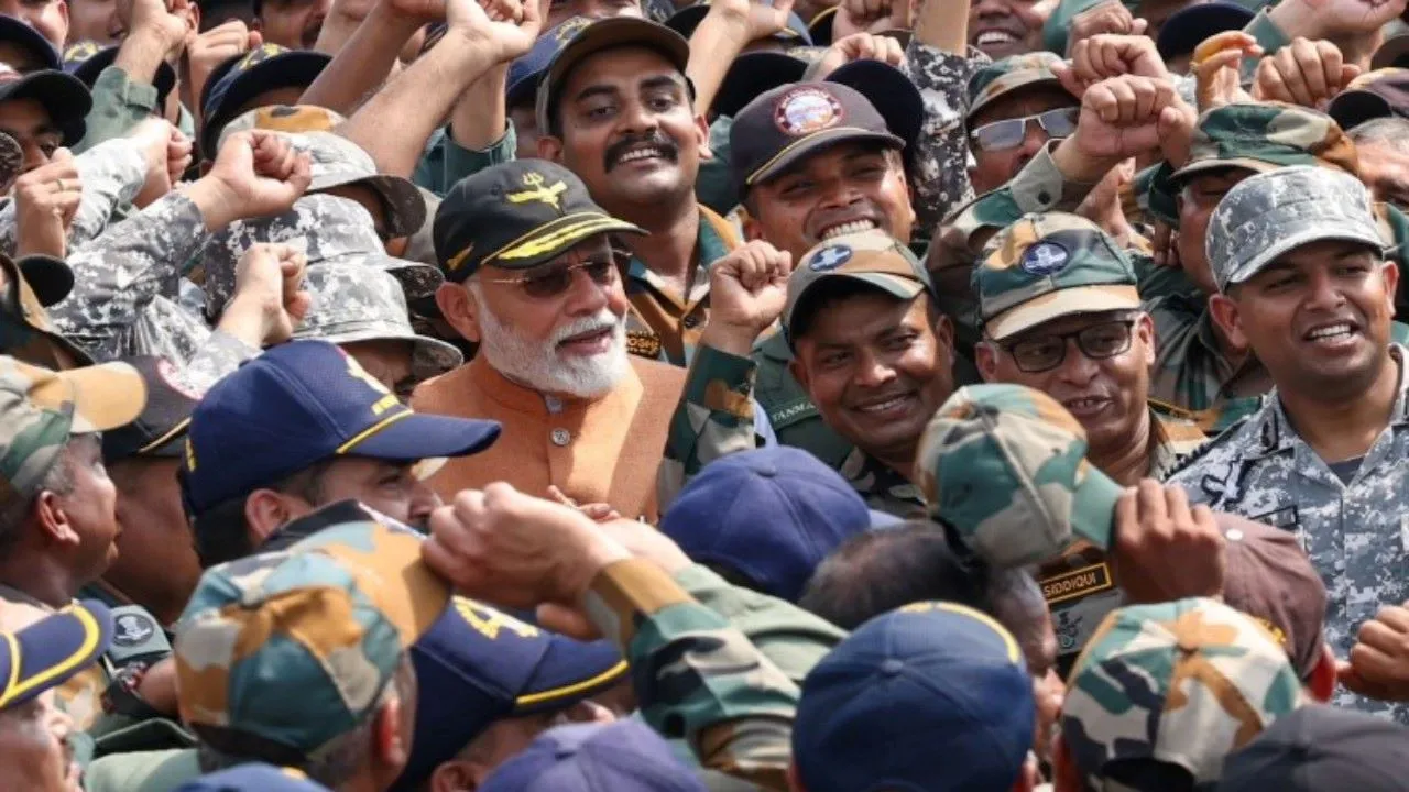 आदमपुर एयरबेस पर सेना के जवानों से मिले प्रधानमंत्री मोदी, सामने आई तस्वीरें