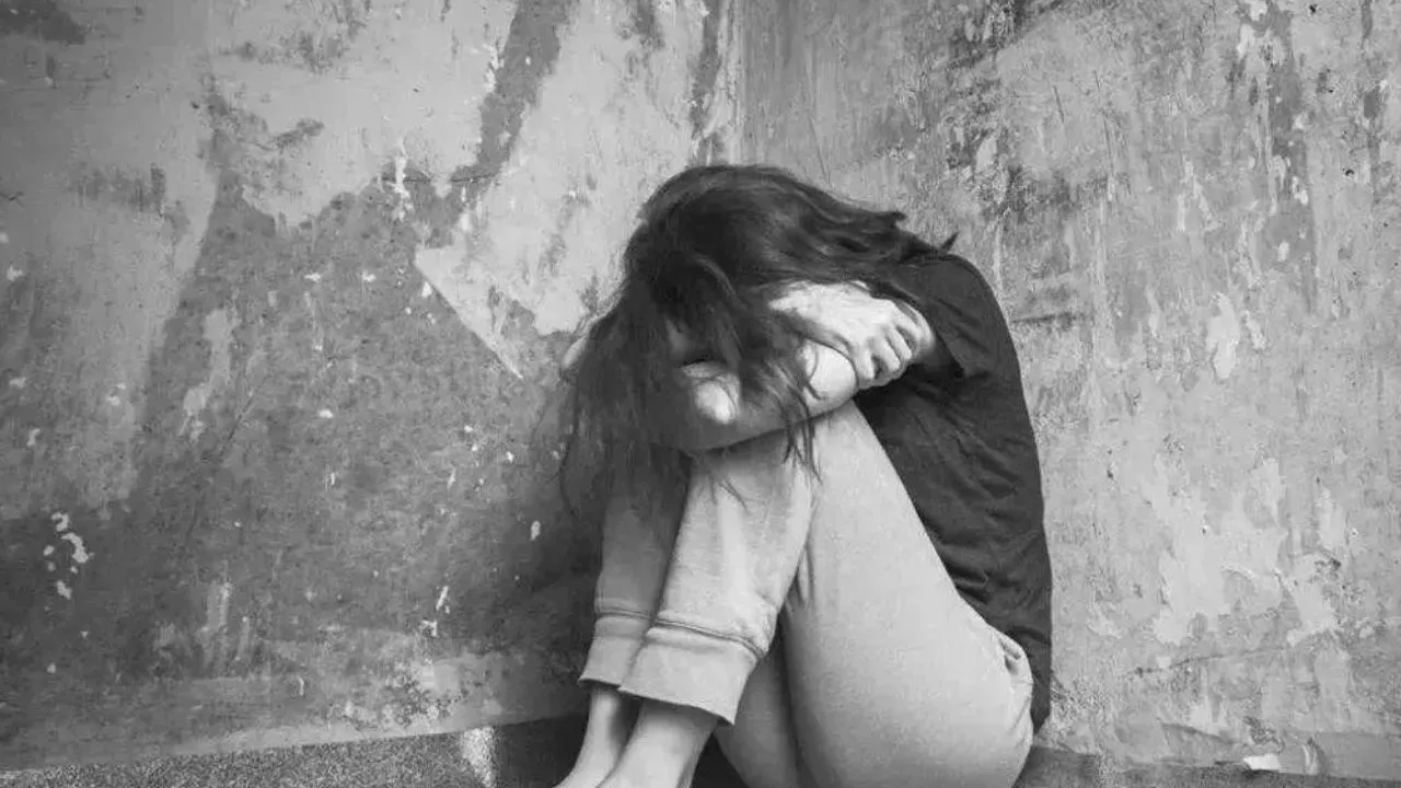 Kanpur में पहले बेटे और फिर पिता ने किया रेप: मेयर बनवाने का दिया झांसा, वीडियो वायरल करने की धमकी देकर की दरिंदगी