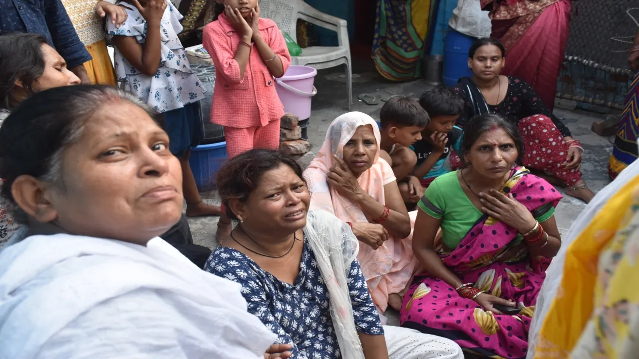 रोते रहे परिजन