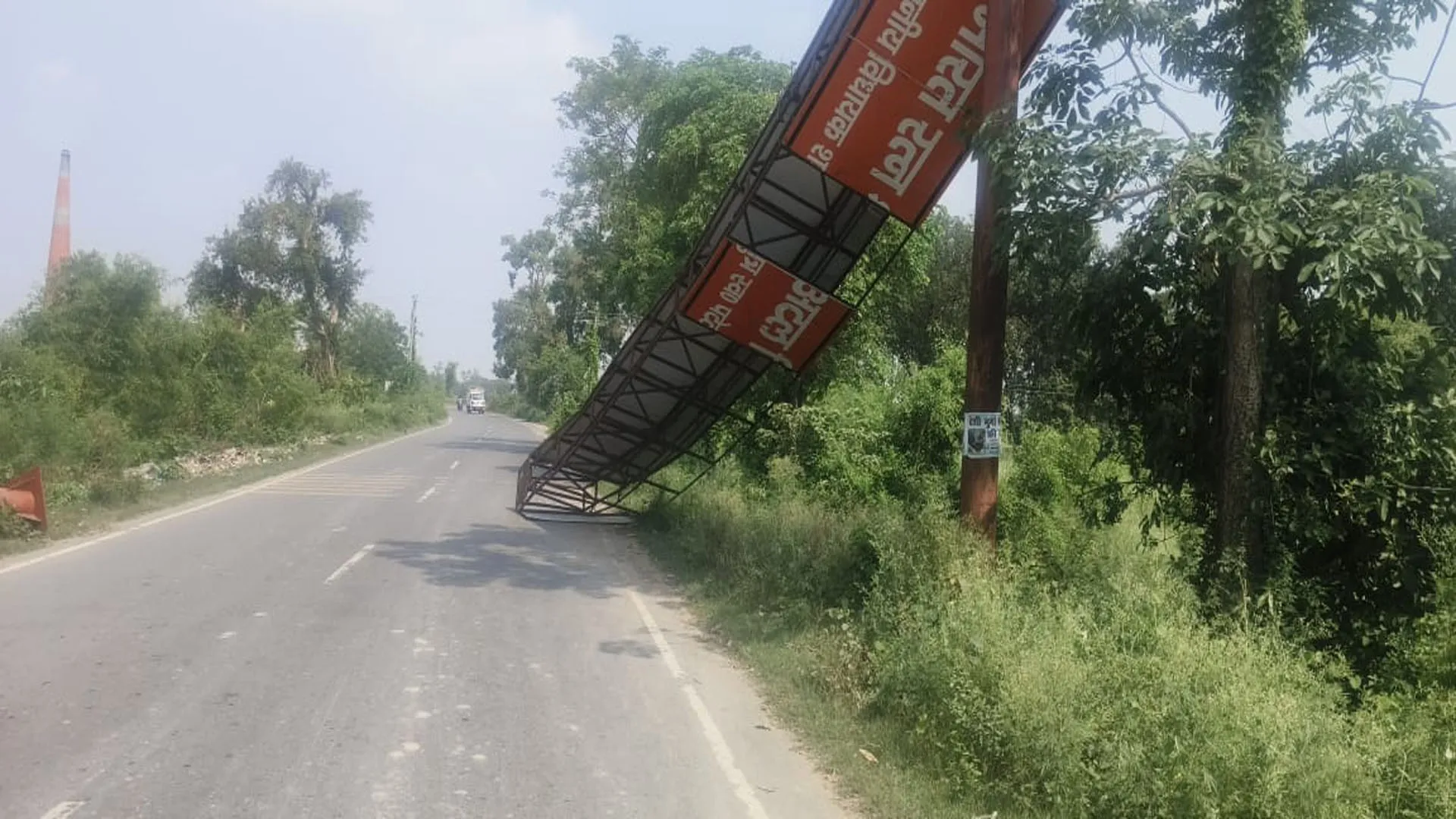 लखीमपुर खीरी: आंधी-तूफान में गिरे स्मृति बोर्ड से टकराई कार...दूल्हा-दुल्हन घायल