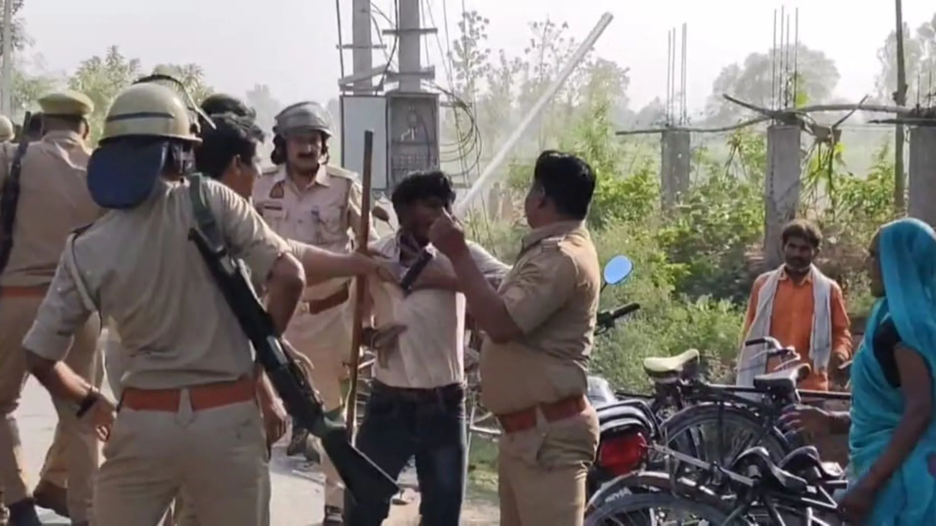 लखीमपुर खीरी: जाम खुलवाने गई पुलिस पर उपद्रवियों ने किया पथराव, सिपाही का सिर फूटा, लाठीचार्ज