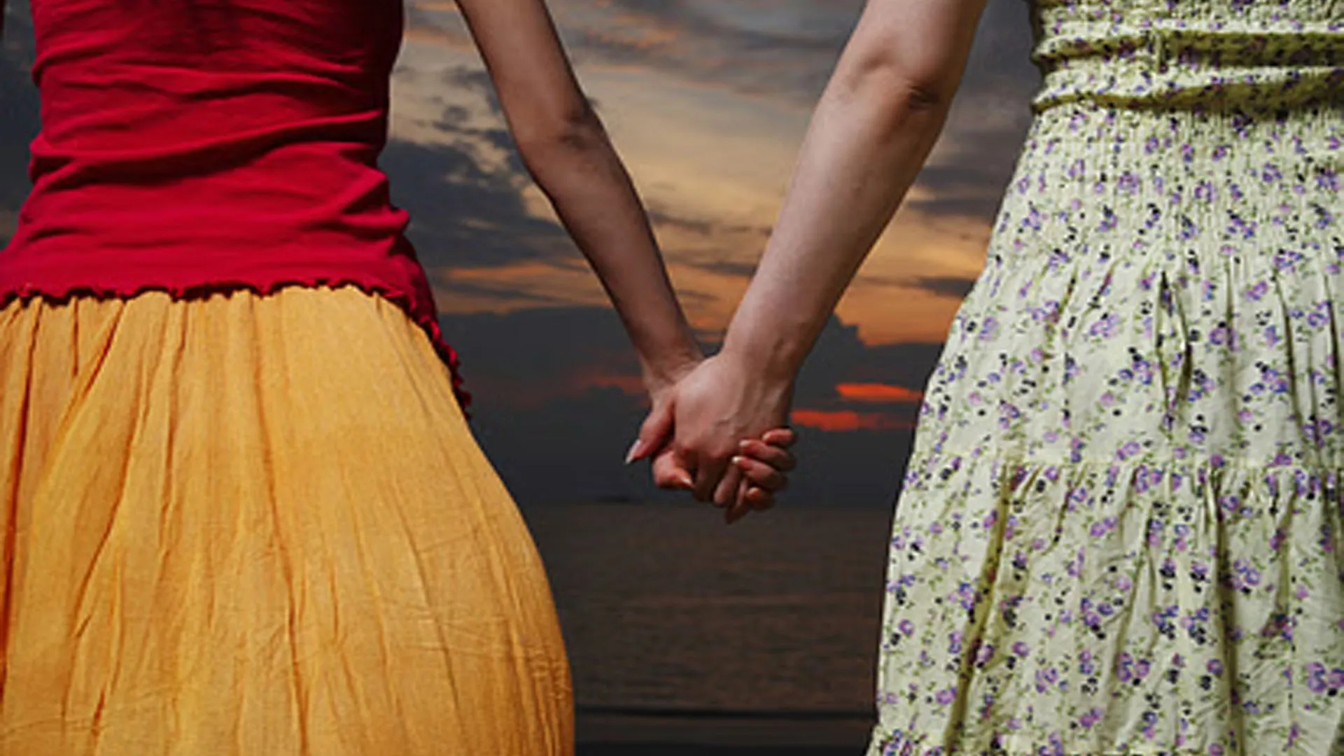 बदायूं: मर्दों की दगाबाजी ने दिखाई नई राह ! लड़कियों ने एक दूसरे की मांग भरकर खाईं साथ निभाने की कसमें