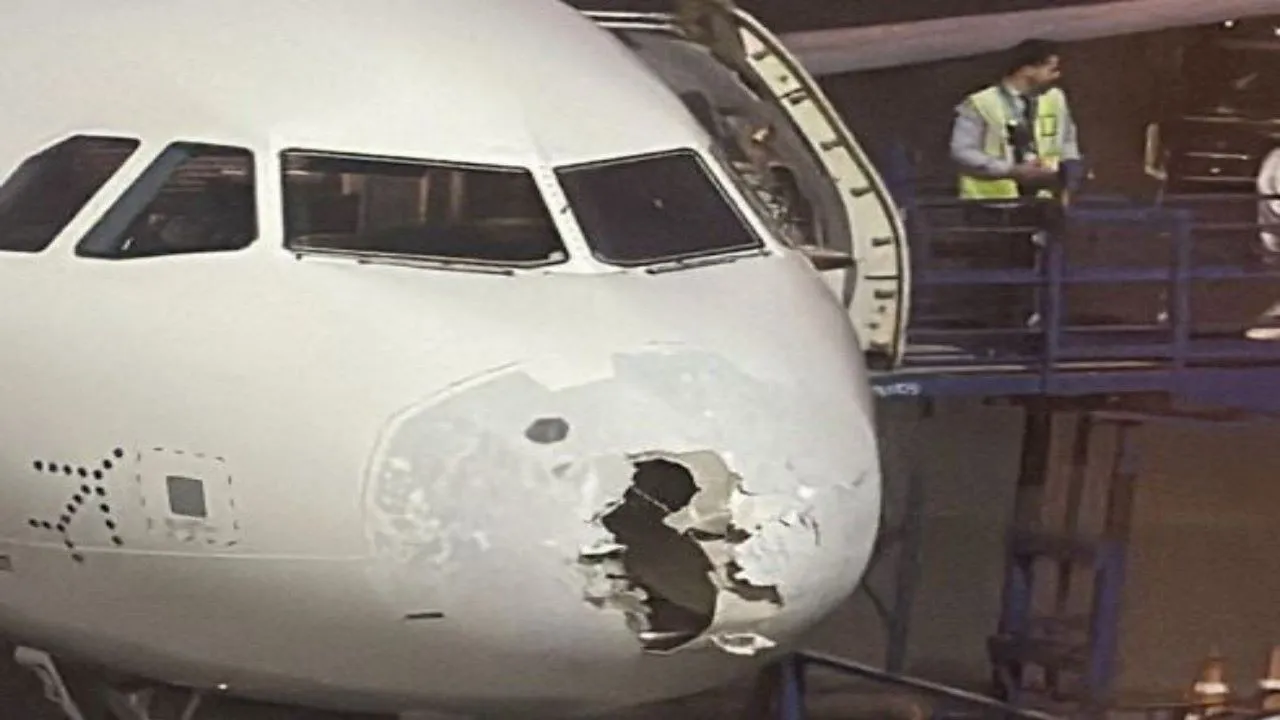फ्लाइट पर गिरी बिजली से टूट गया अगला हिस्सा, करानी पड़ी इमरजेंसी लैंडिंग, दिल्ली से श्रीनगर जा रहा था विमान