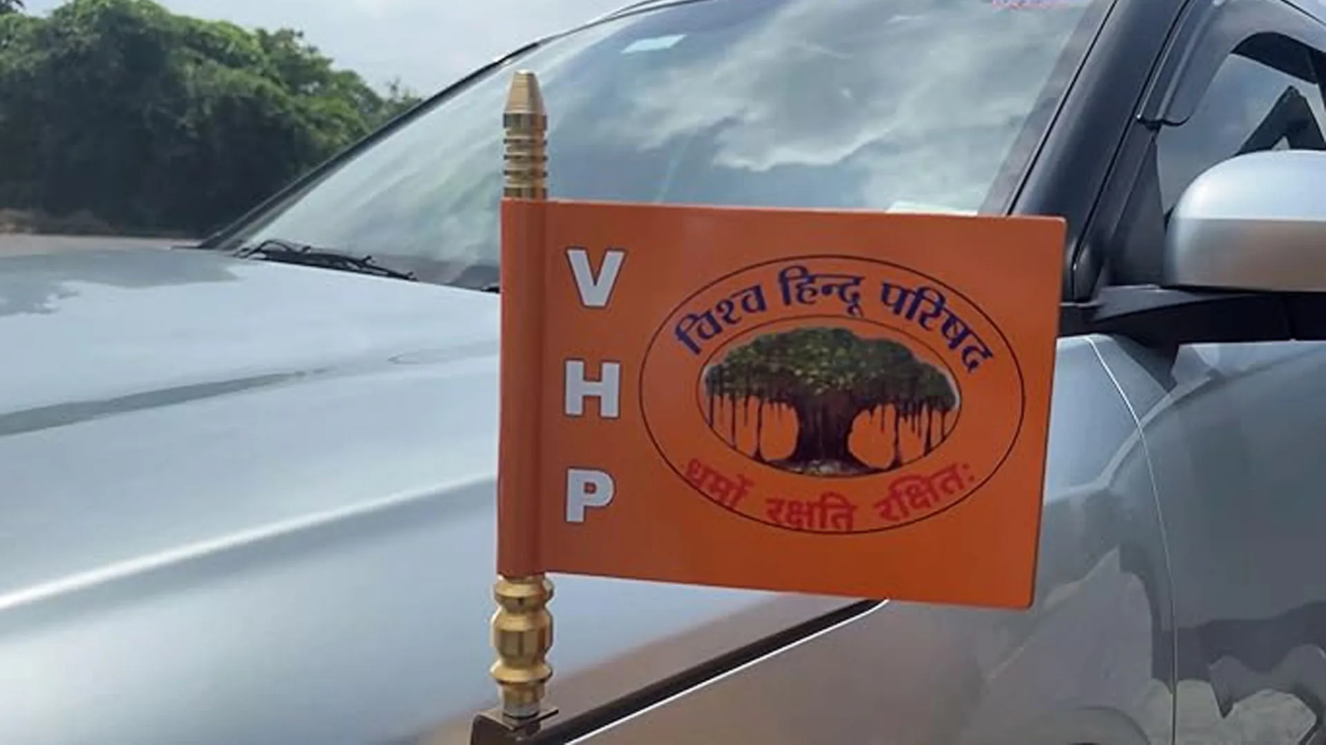 Bareilly: विहिप लिखी कार से उतरे दबंग और युवक पर कर दिया ताबड़-तोड़ हमला