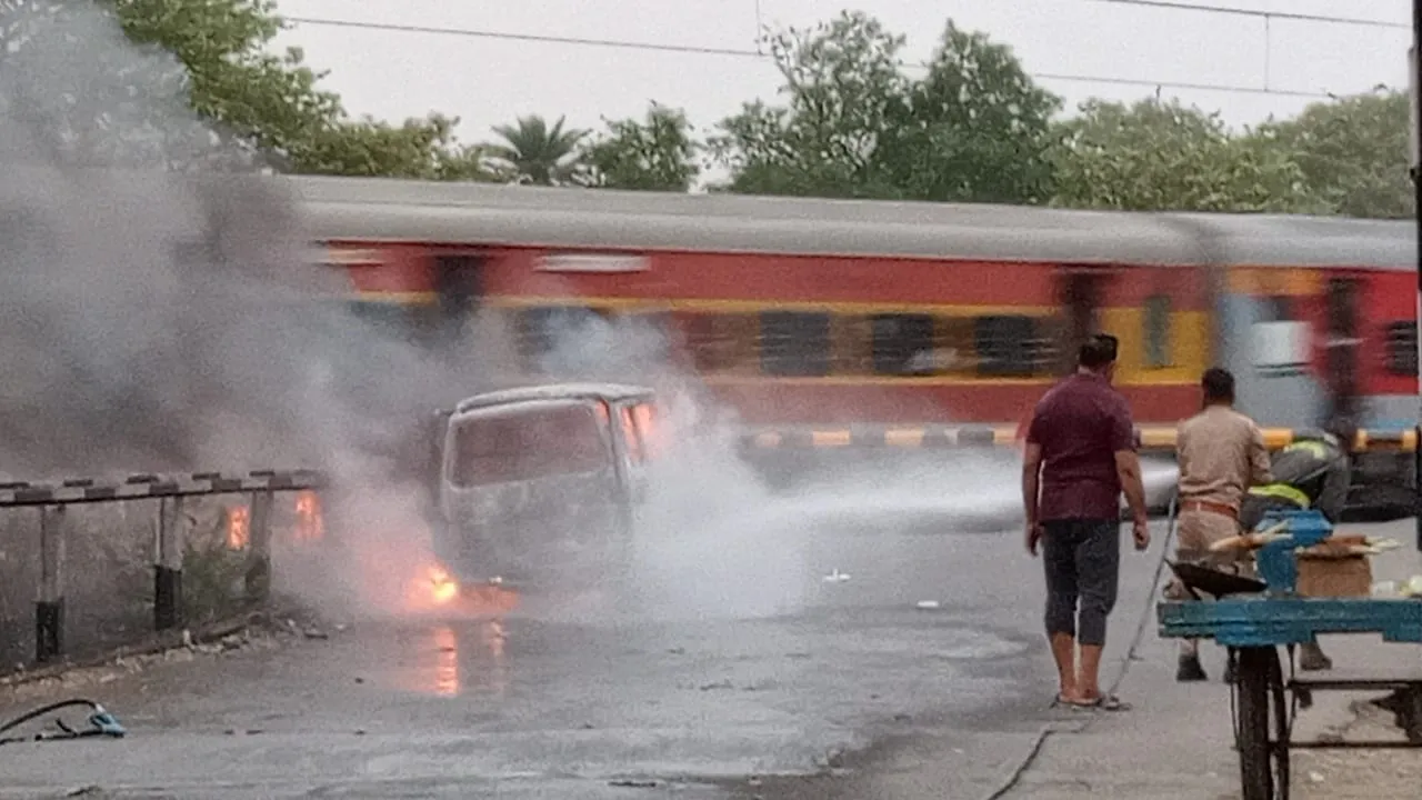 Fire in the van : रेलवे क्रॉसिंग पर वैन में लगी आग, चालक ने कूदकर बचाई जान...हादसे का वीडियो वायरल