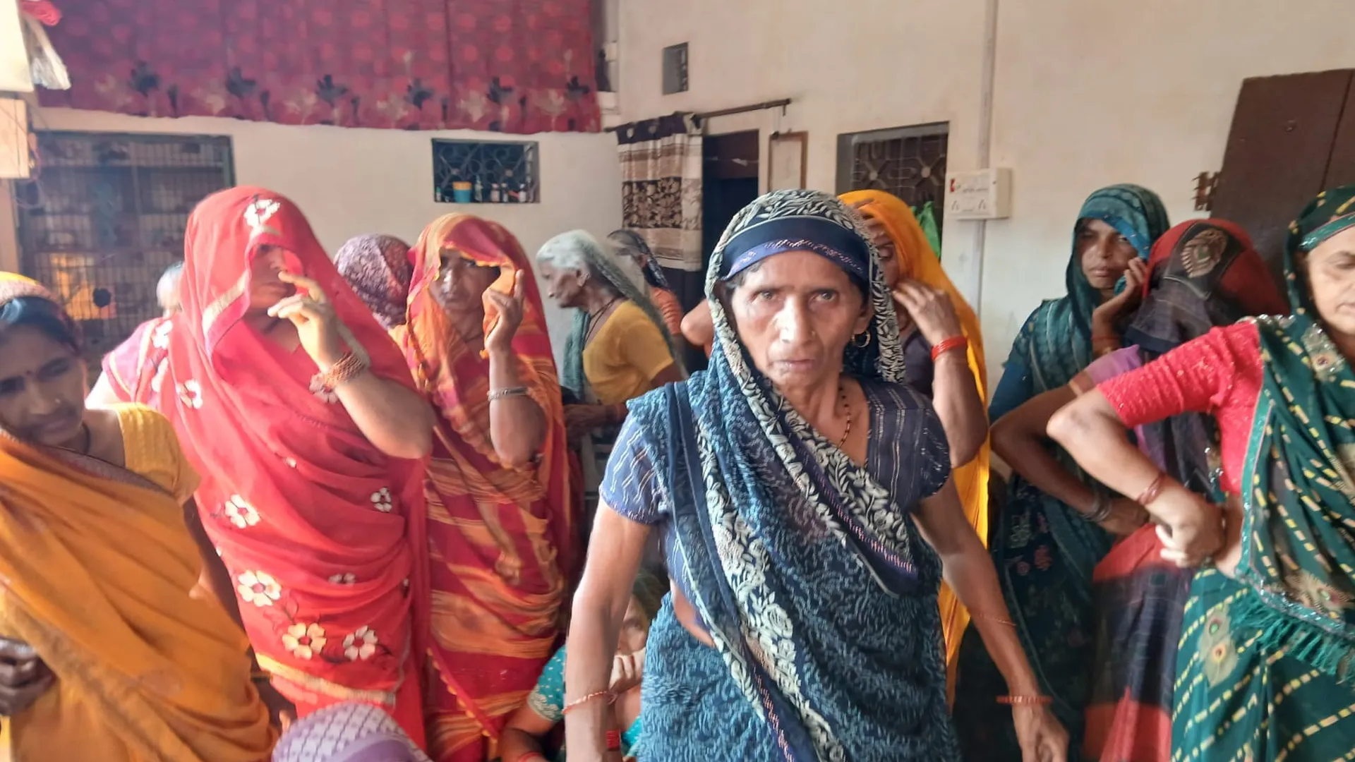 बदायूं: फंदे पर मिला महिला का शव...मायका पक्ष ने किया हंगामा