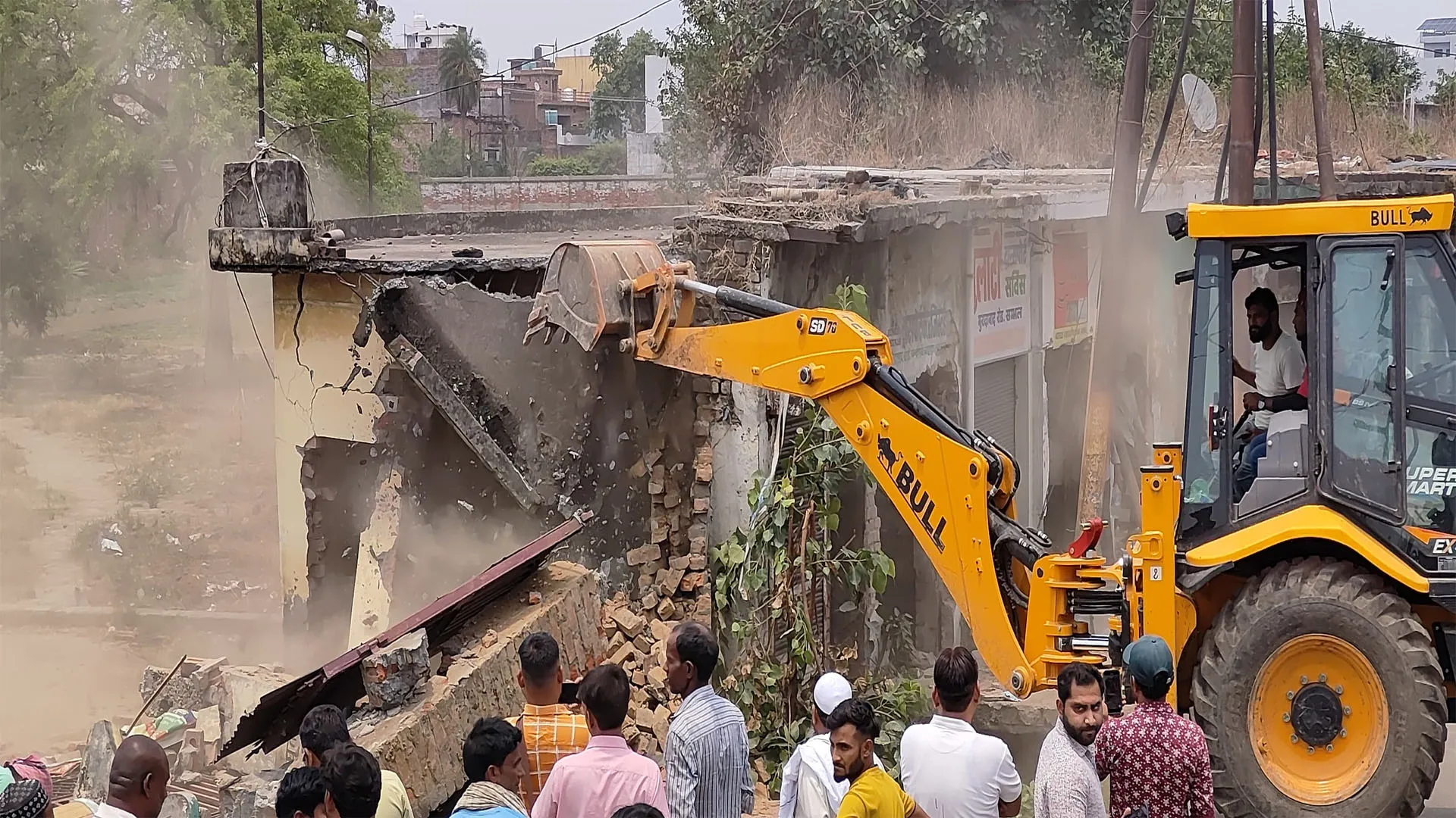 संभल: चौथे दिन भी जारी रही बुलडोजर की गरज...चंदौसी चौराहा चौड़ीकरण के लिए कई दुकाने की ध्वस्त