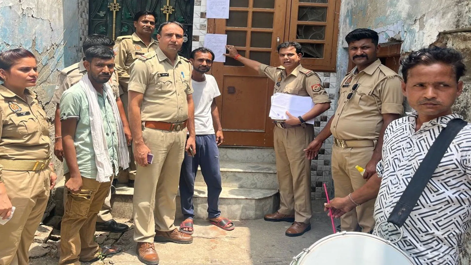 संभल हिंसा के पांच आरोपियों के घर कुर्की नोटिस चस्पा...ढोल बजवाकर कराई मुनादी