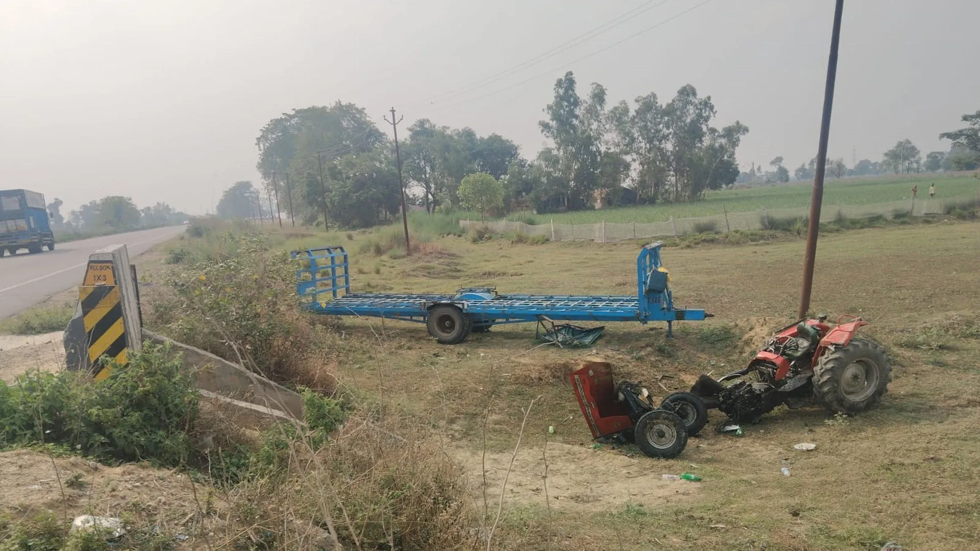 लखीमपुर खीरी: हाईवे पर ट्रैक्टर ट्रॉली खाई में पलटी...पूरनपुर के चालक की मौत