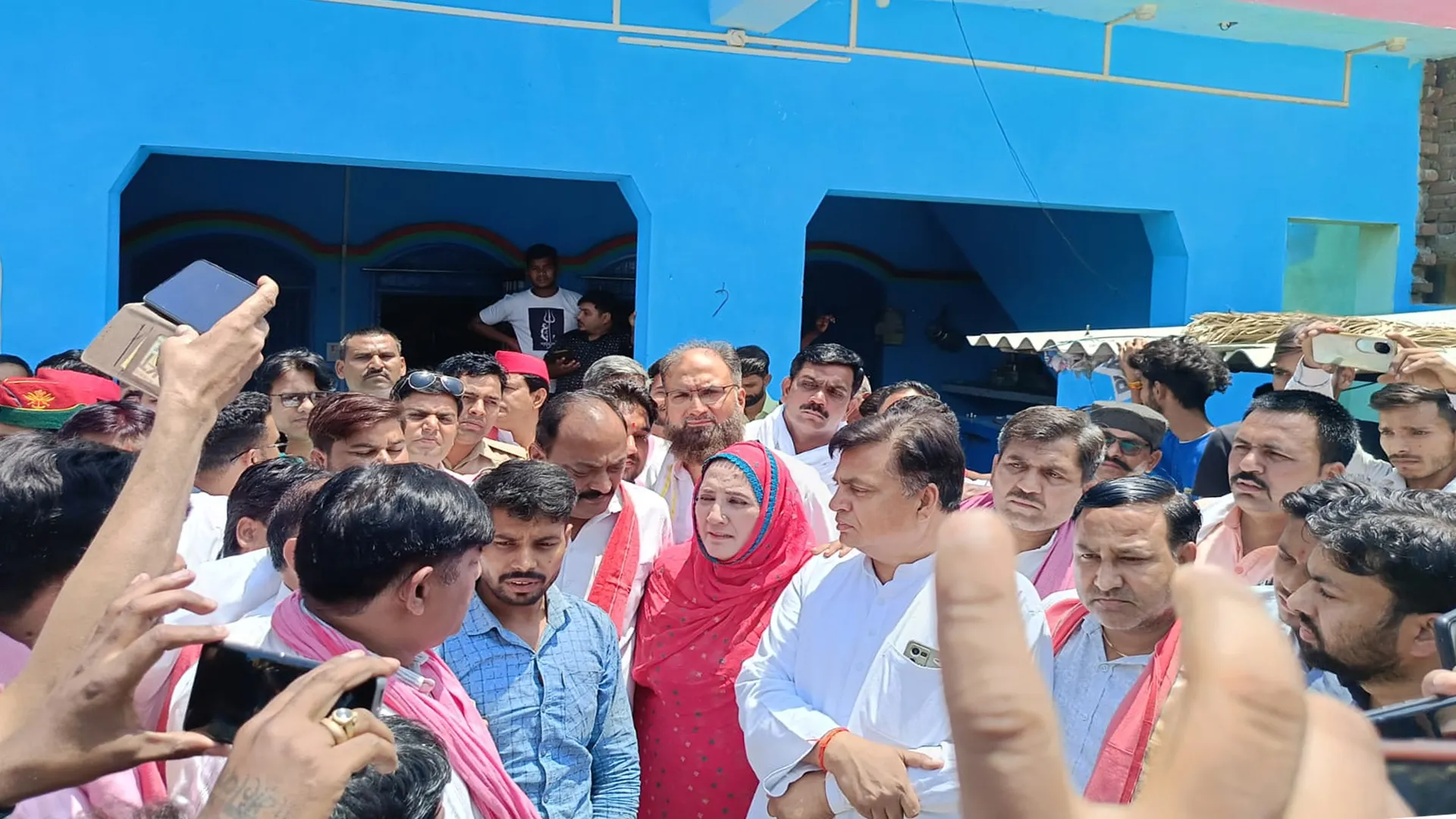 कासगंज: बवाल के बाद देउरईया पहुंचा सपा का प्रतिनिधिमंडल...सीओ व एसओ को बर्खास्त करने की मांग