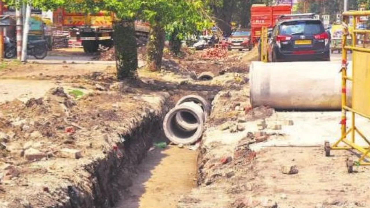 बरेली: बिना अनुमति के सड़क खोदने पर CUGL पर 17 लाख का जुर्माना, FIR की चेतावनी