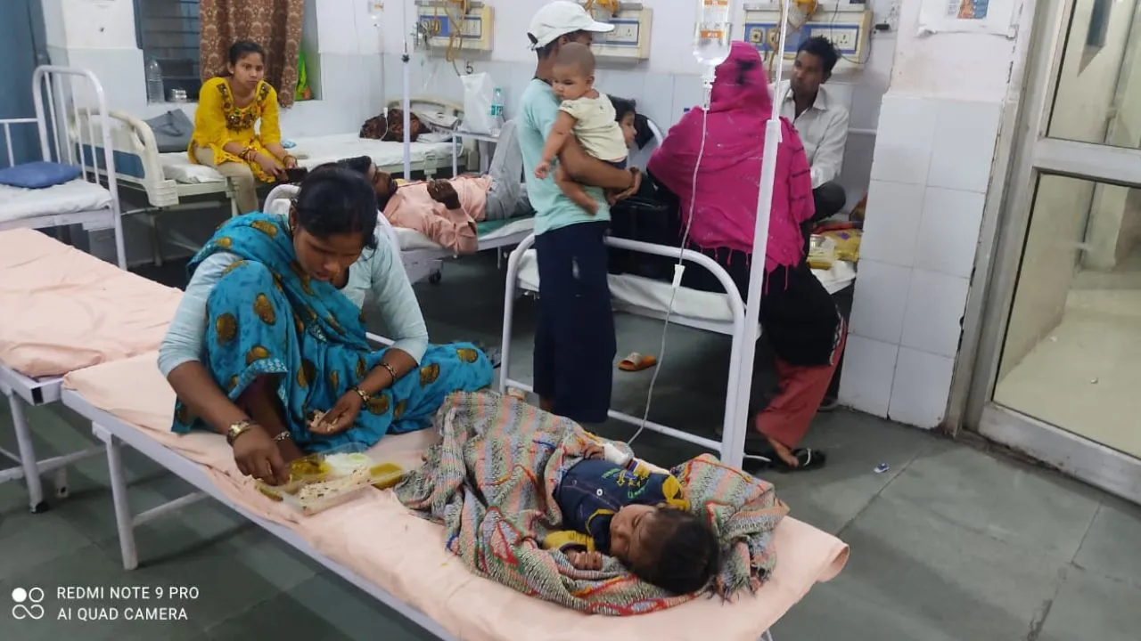 बरेली: डायरिया से कराह रहे बच्चे, जिला अस्पताल का वार्ड फुल, बेंच पर चल रहा इलाज