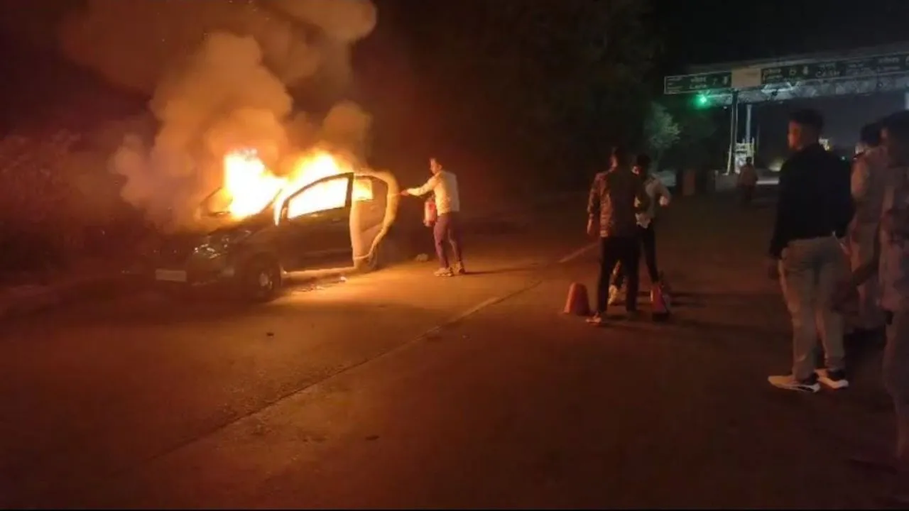 लखीमपुर खीरी: खड़ी कार में लगी आग, महिला समेत मासूम बच्चे को बचाया