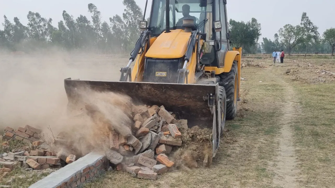 बरेली: बीडीए का चला बुलडोजर, दो अवैध कॉलोनियों पर गिरी गाज