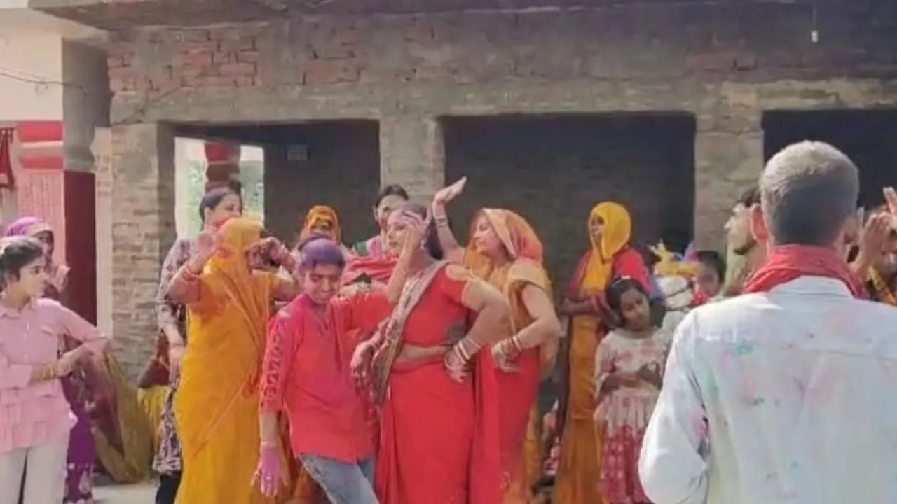 कासगंज: शिव मंदिर में धूमधाम से हुई मूर्तियों की प्राण-प्रतिष्ठा, शोभायात्रा में जमकर झूमे भक्त