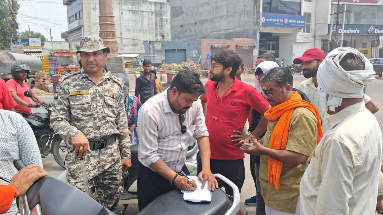 बरेली: सड़क पर कब्जा अब पड़ा महंगा, नगर निगम ने ठेले वालों से वसूले 14 हजार जुर्माना