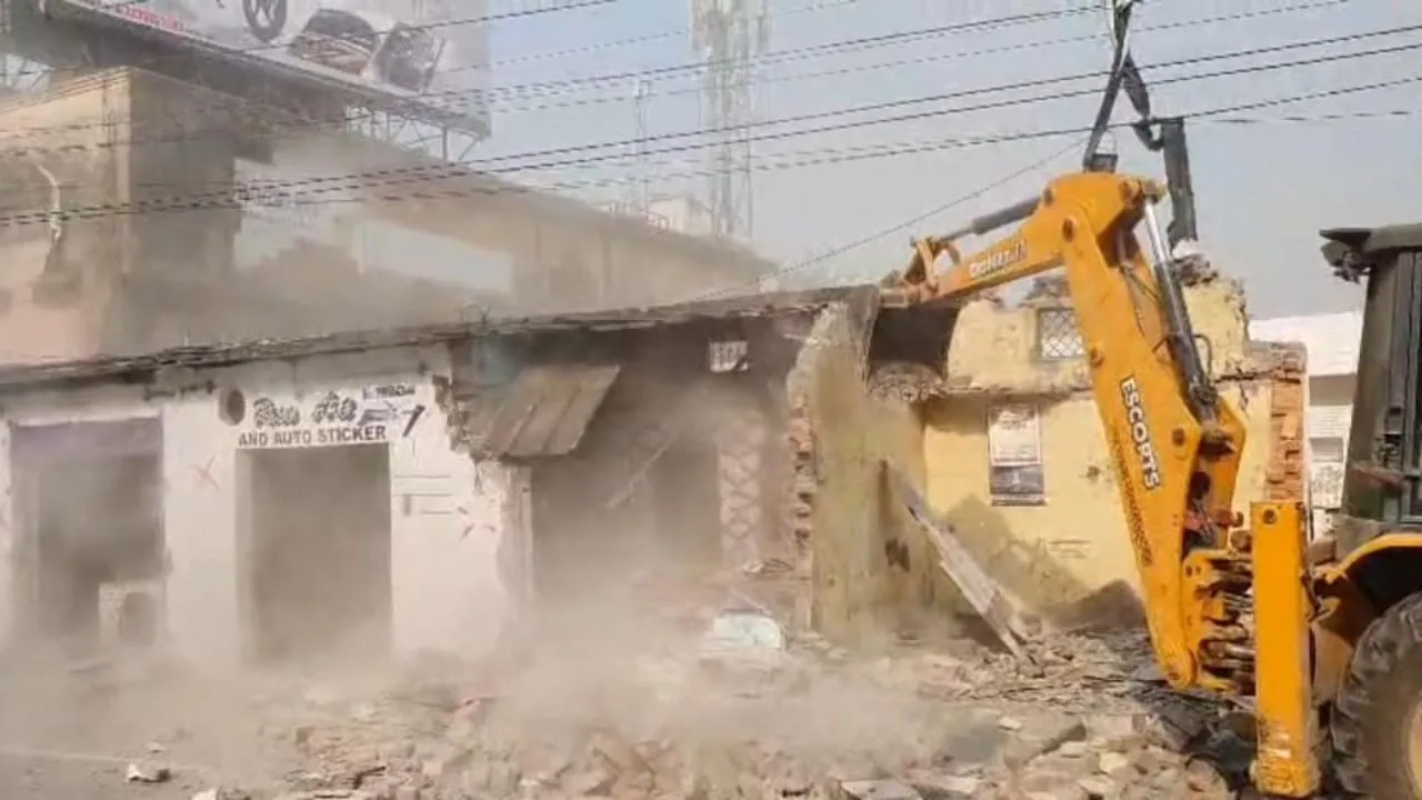 रामपुर: नगर पालिका की सख्ती, रोडवेज वर्कशॉप के पास सालों से बनी दुकानों पर चलाया बुलडोजर 