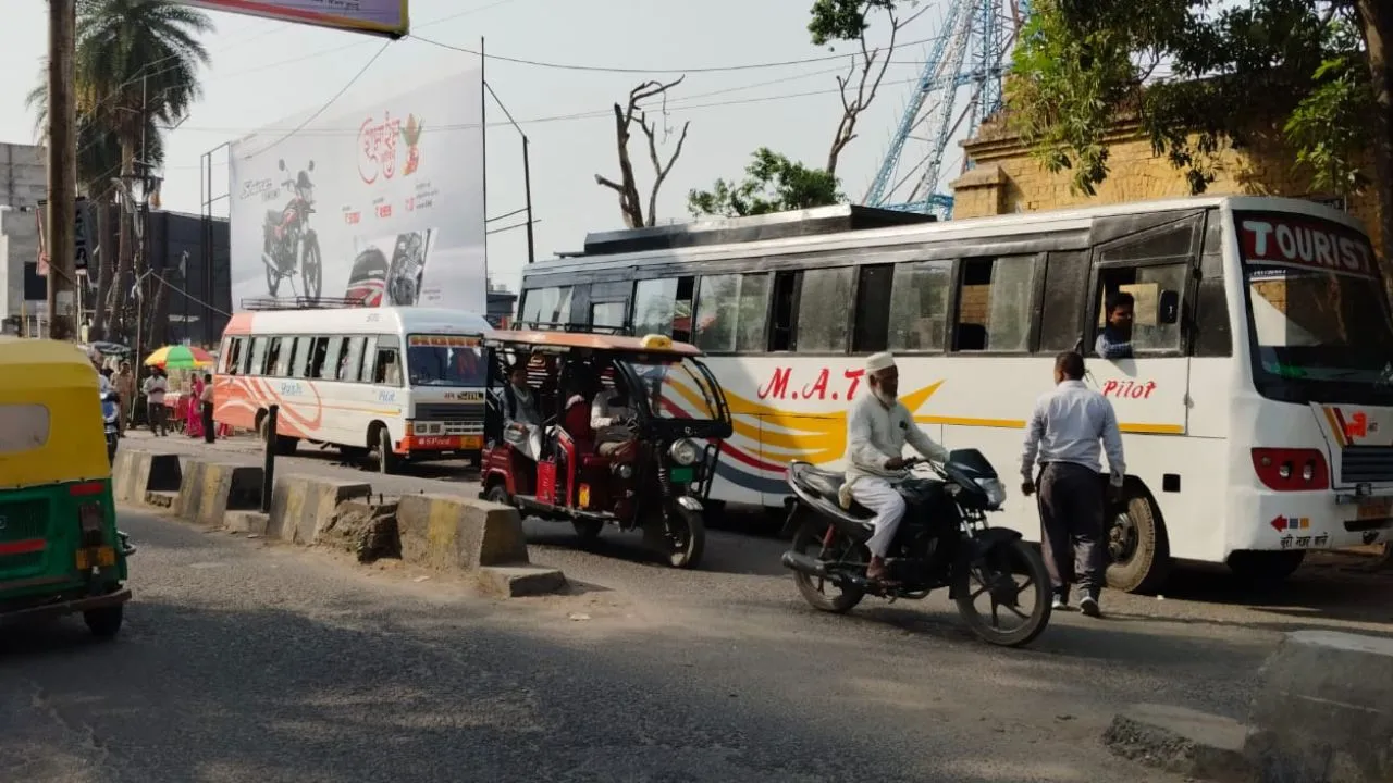 बदायूं: स्टैंड छोड़ सड़क पर सवारियां भर रही बसें, जाम से जूझ रहा शहर