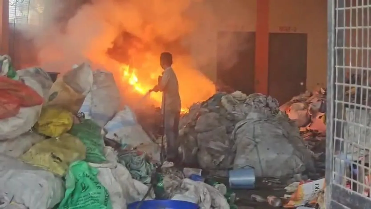 मुरादाबाद: नगर निगम के कबाड़ के गोदाम में लगी आग, दमकल कर्मियों ने पाया आग काबू