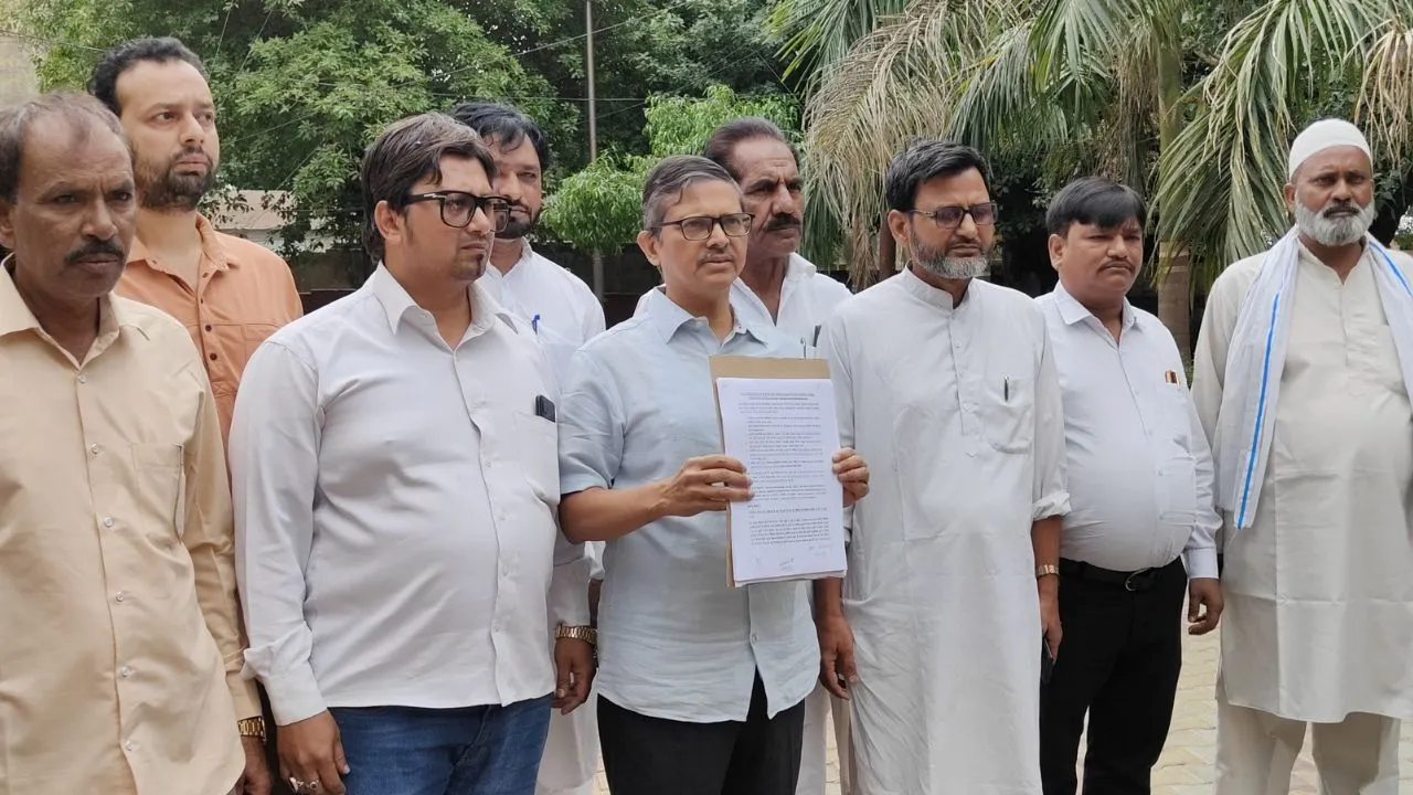 संभल: सीओ अनुज चौधरी के खिलाफ बयान दर्ज कराने पहुंचे पूर्व आईपीएस अमिताभ ठाकुर