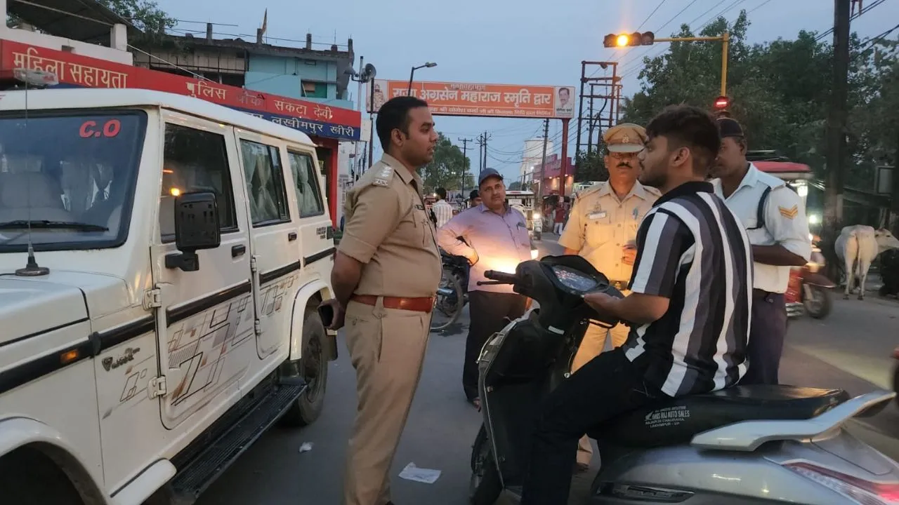 लखीमपुर खीरी: सीओ ट्रैफिक की चेकिंग से मचा हड़कंप, नियम तोड़ने वालों पर कसा शिकंजा