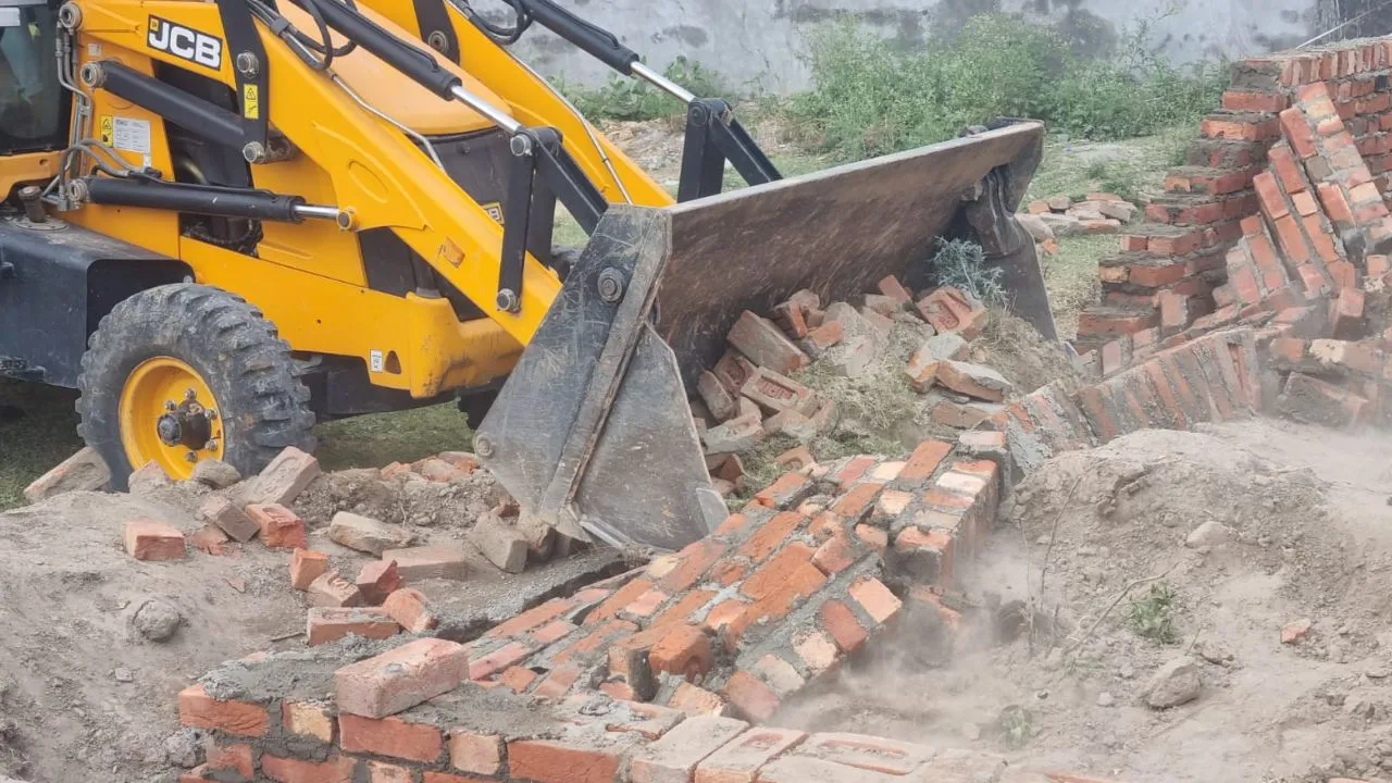 बरेली: अवैध कॉलोनियों पर बीडीए की बड़ी कार्रवाई, तीन स्थानों पर चला बुलडोजर